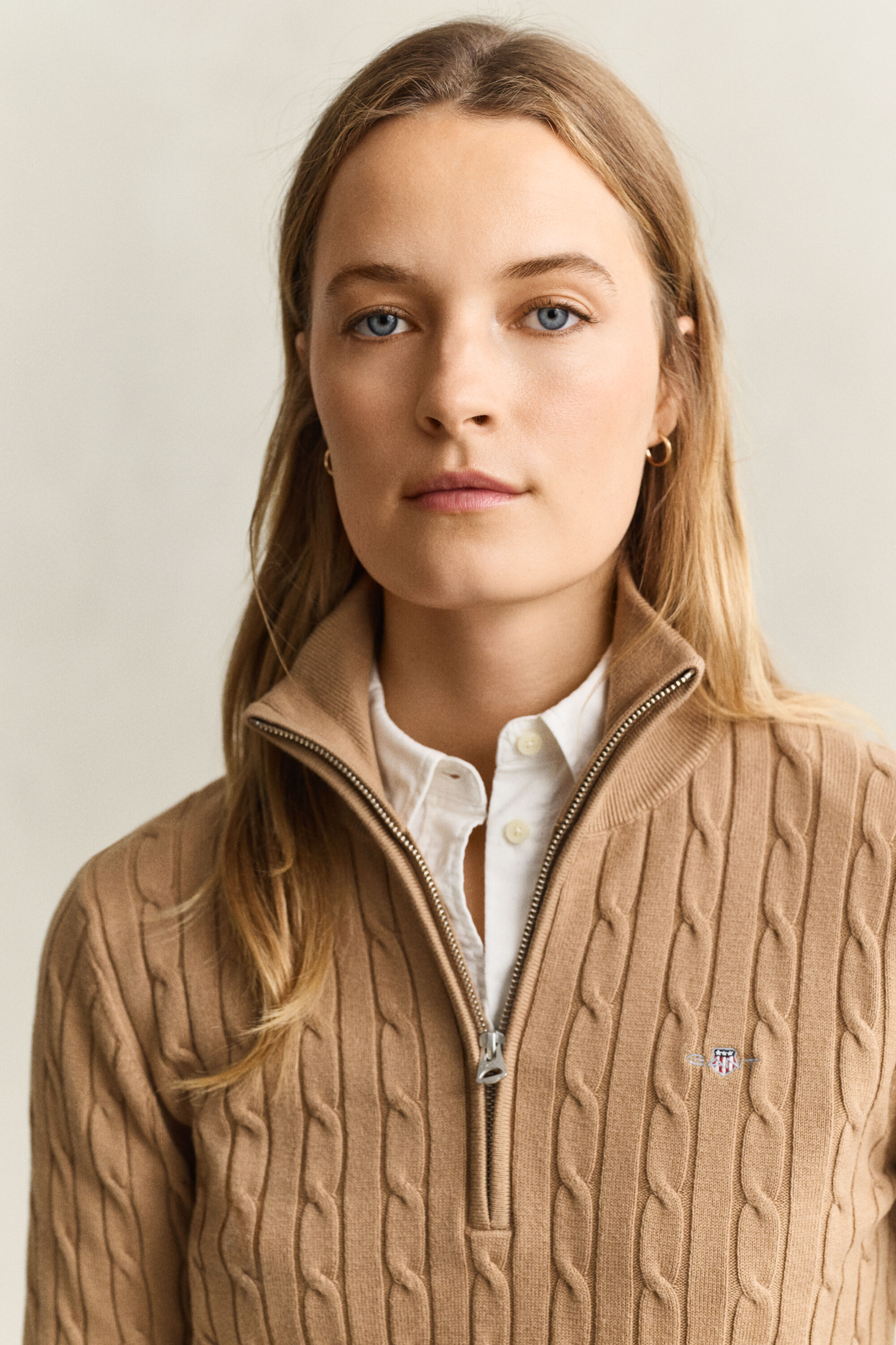 Kabelstrikket sweater med stræk og halv lynlås