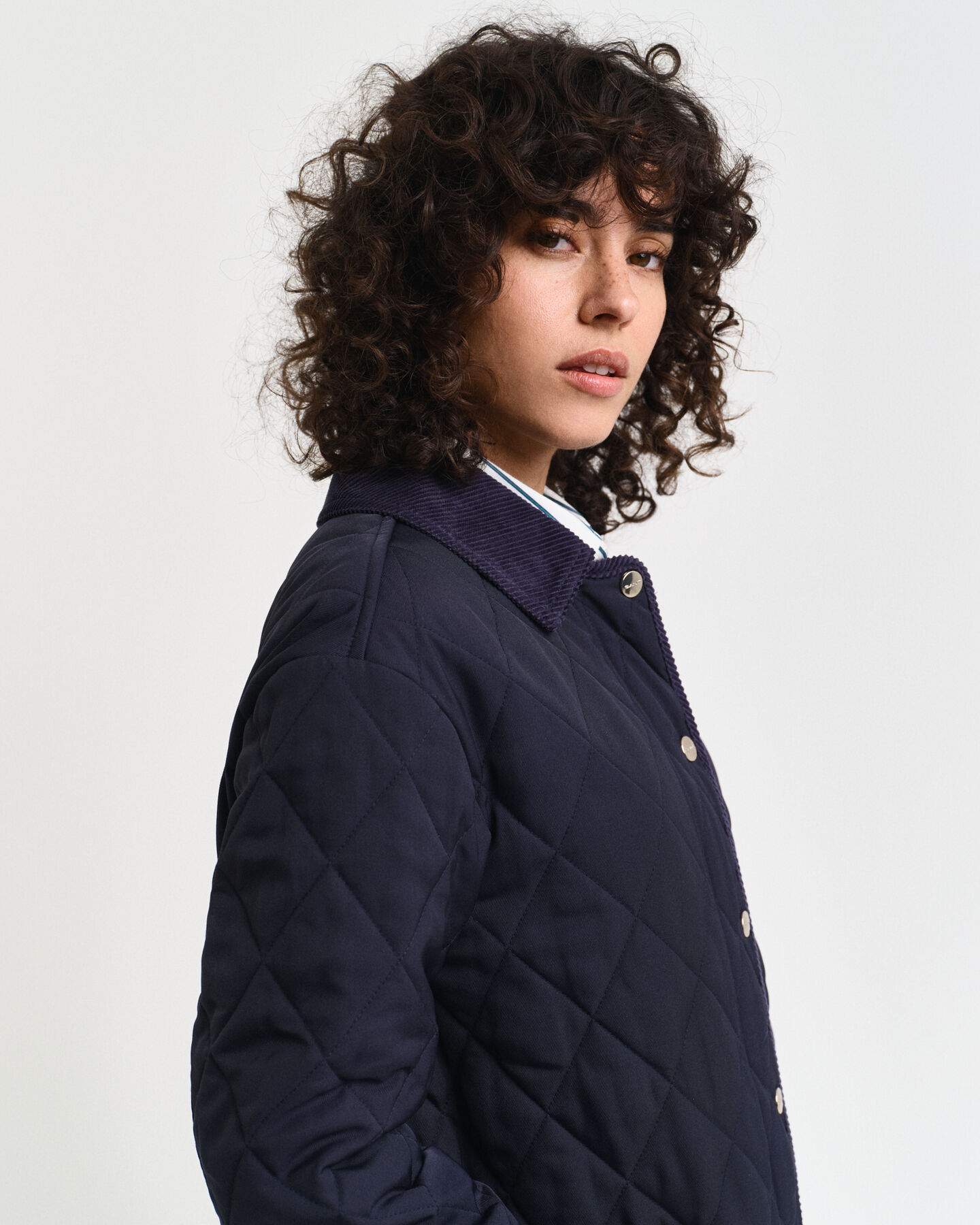 Quiltet frakke med detaljer i jernbanefløjl