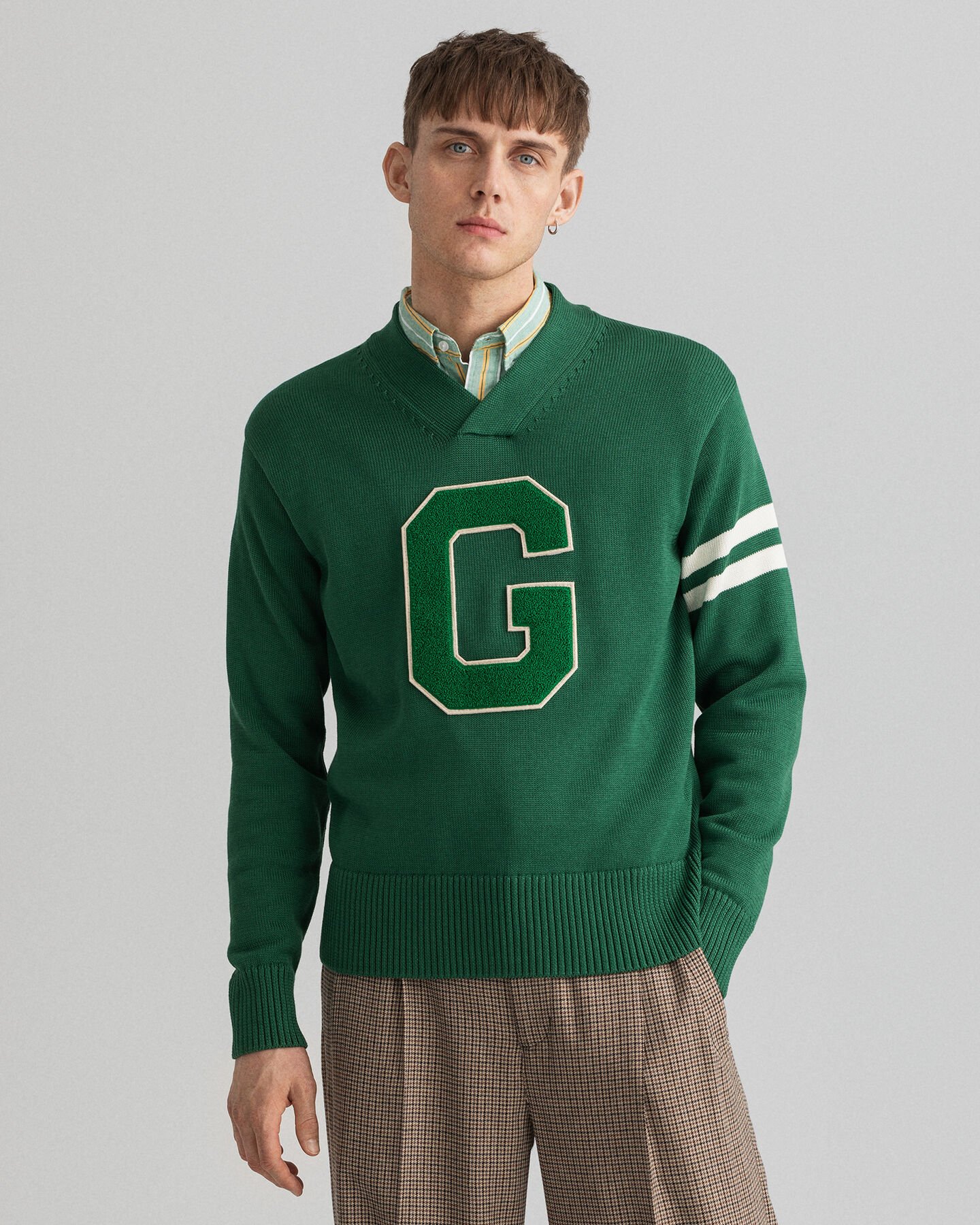 Collegiate sweater med V-hals