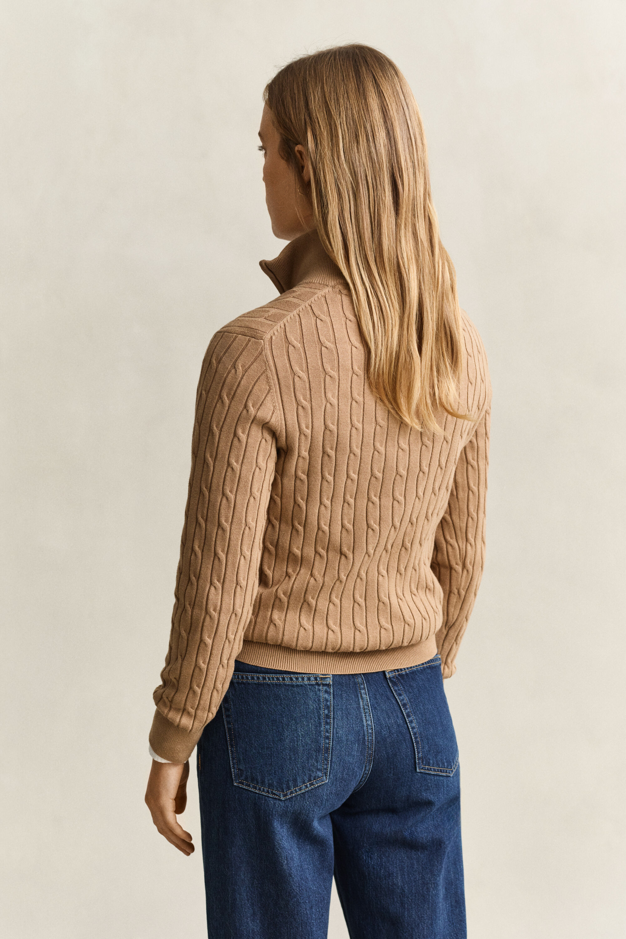 Kabelstrikket sweater med stræk og halv lynlås