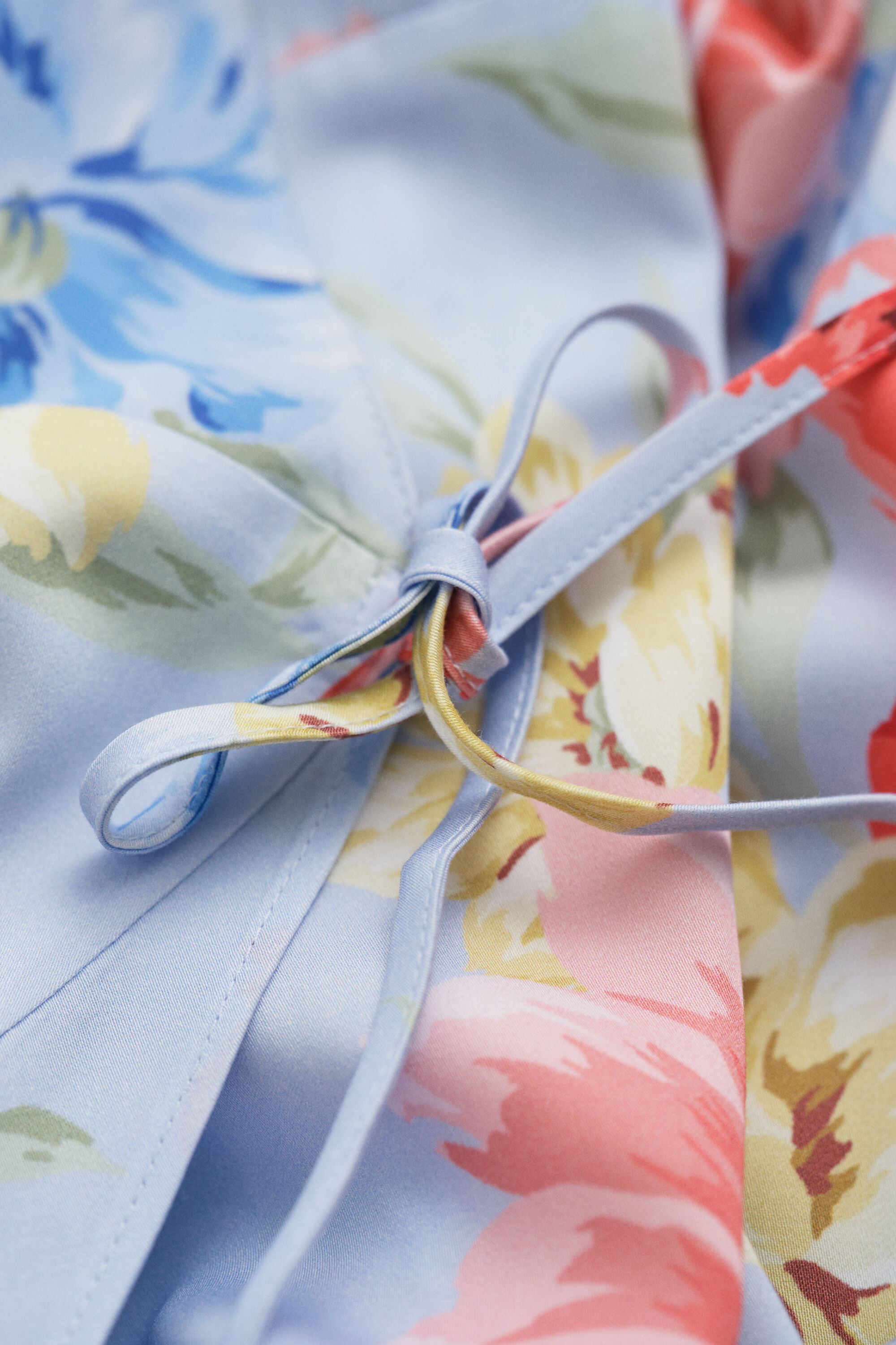 Blomstret flæset slå-om kjole