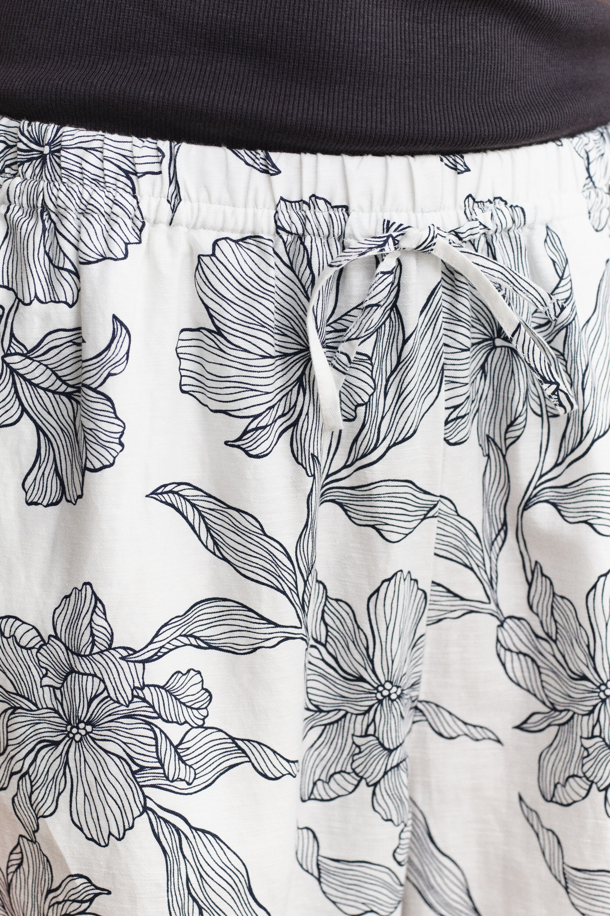 Blomstrede hørbukser