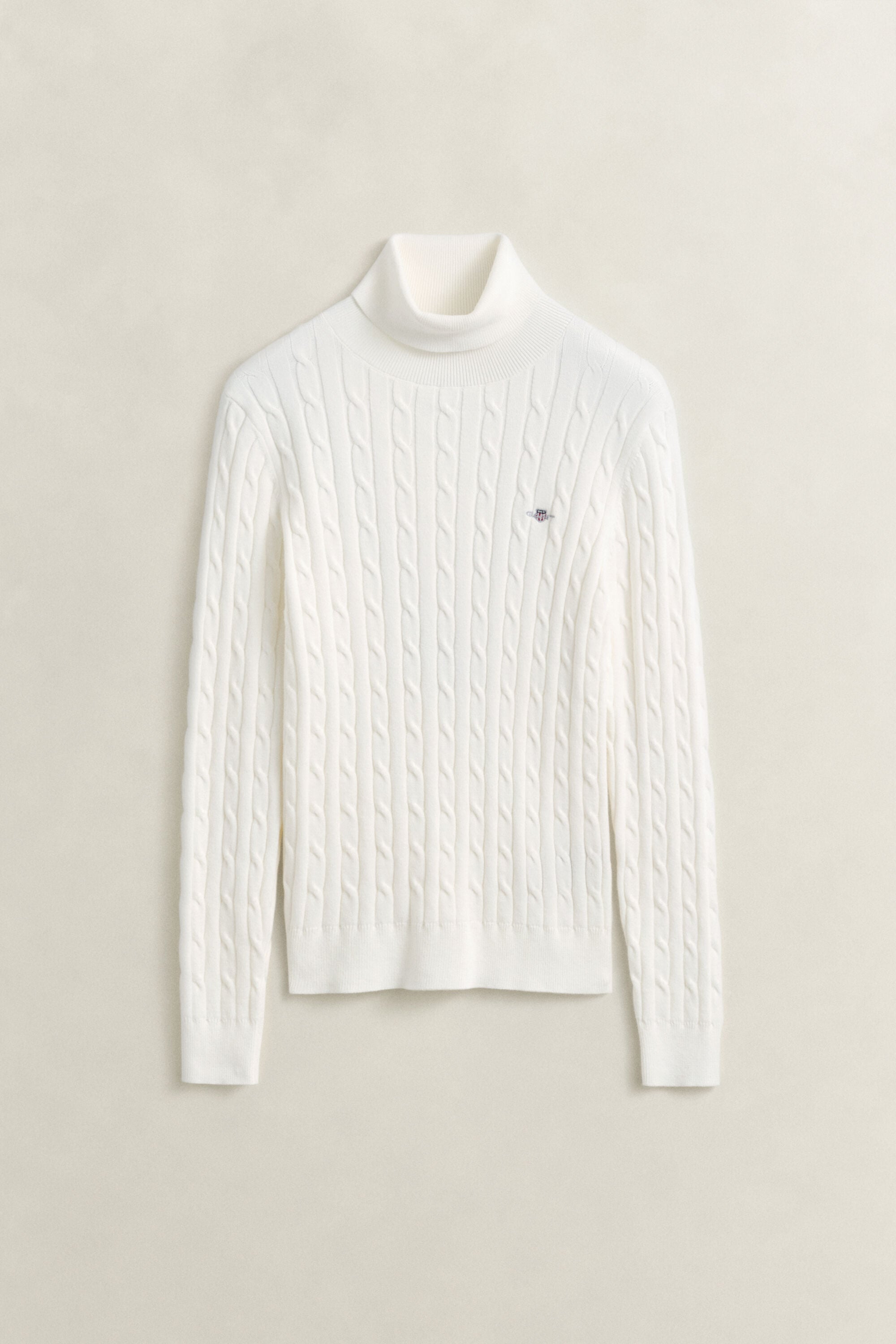 Kabelstrikket sweater af strækbomuld med rullekrave