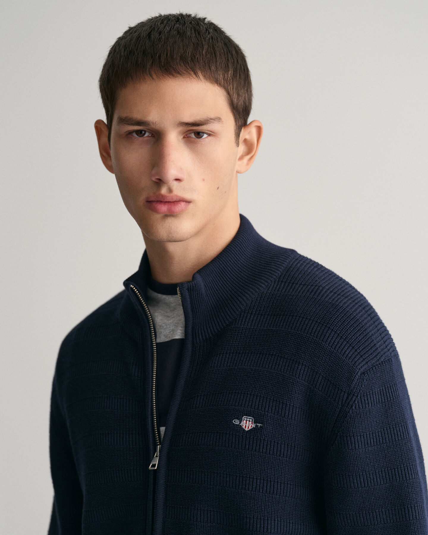 Stribet tekstureret cardigan af bomuld med lynlås