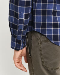 Regular fit ternet sildebensmønstret skjorte