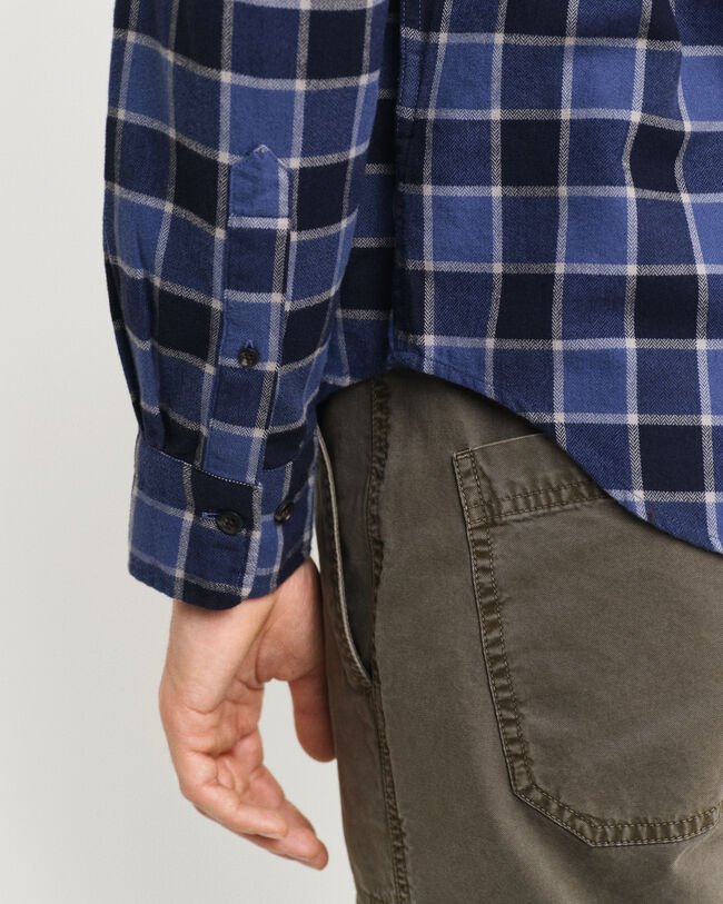 Regular fit ternet sildebensmønstret skjorte