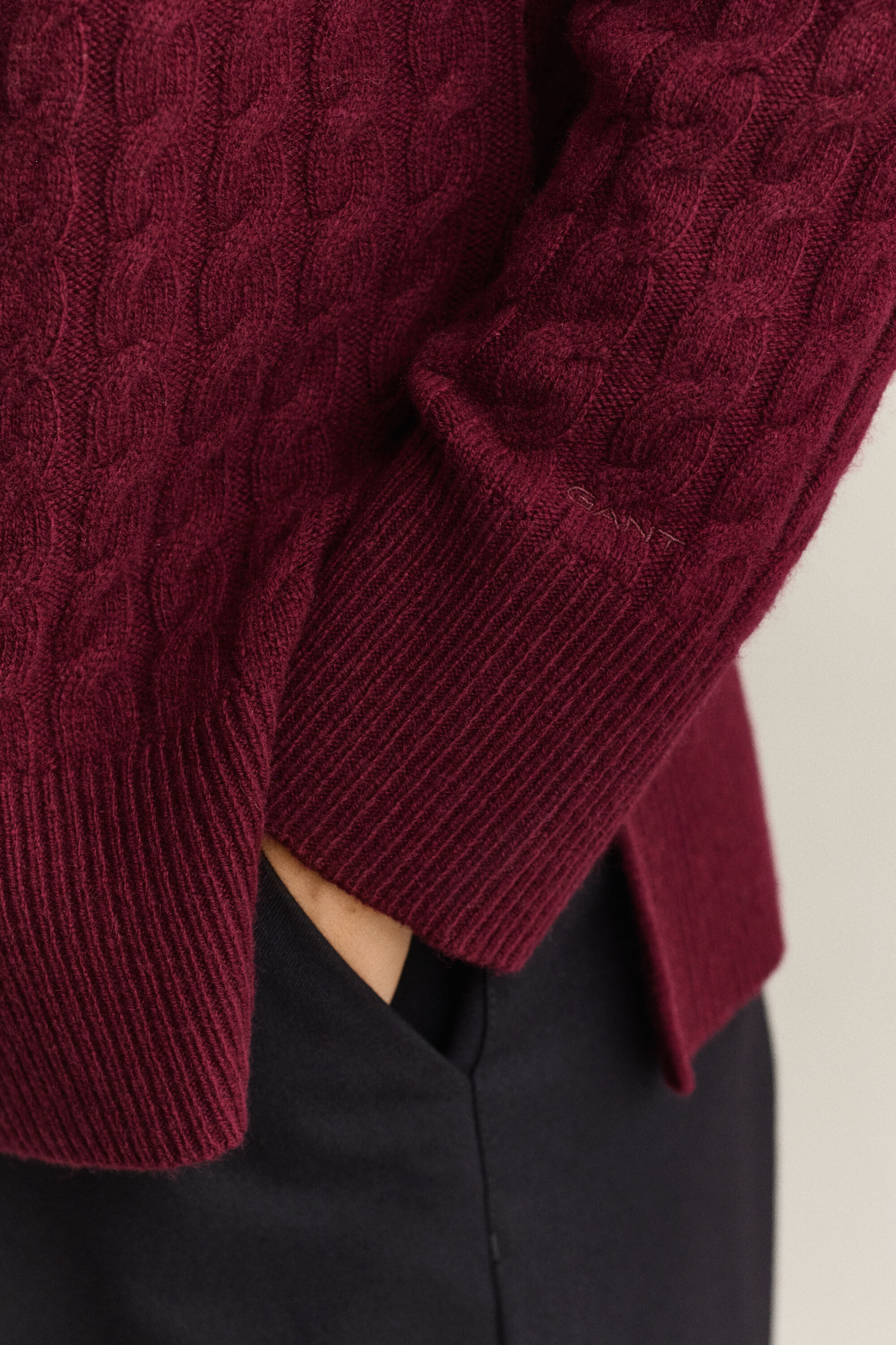 Sweater af uld og kashmir med kabelstrik