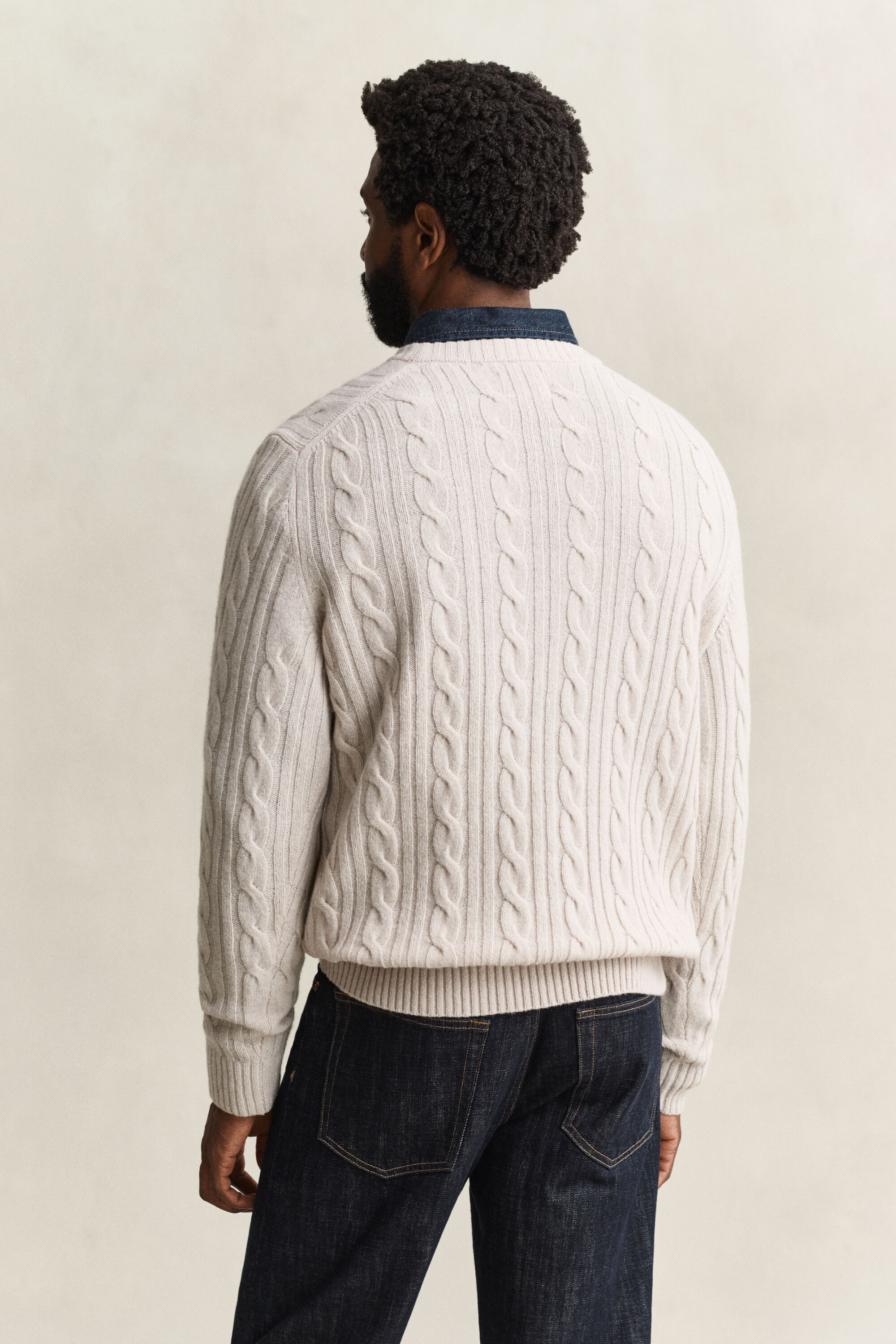 Crewneck sweater af lammeuld med kabelstrik