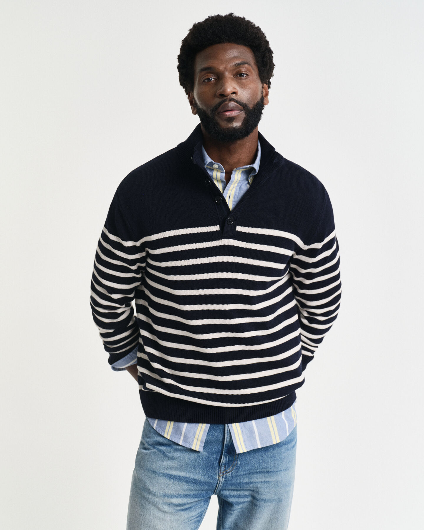 Stribet sweater i bomuld med halvknappet hals