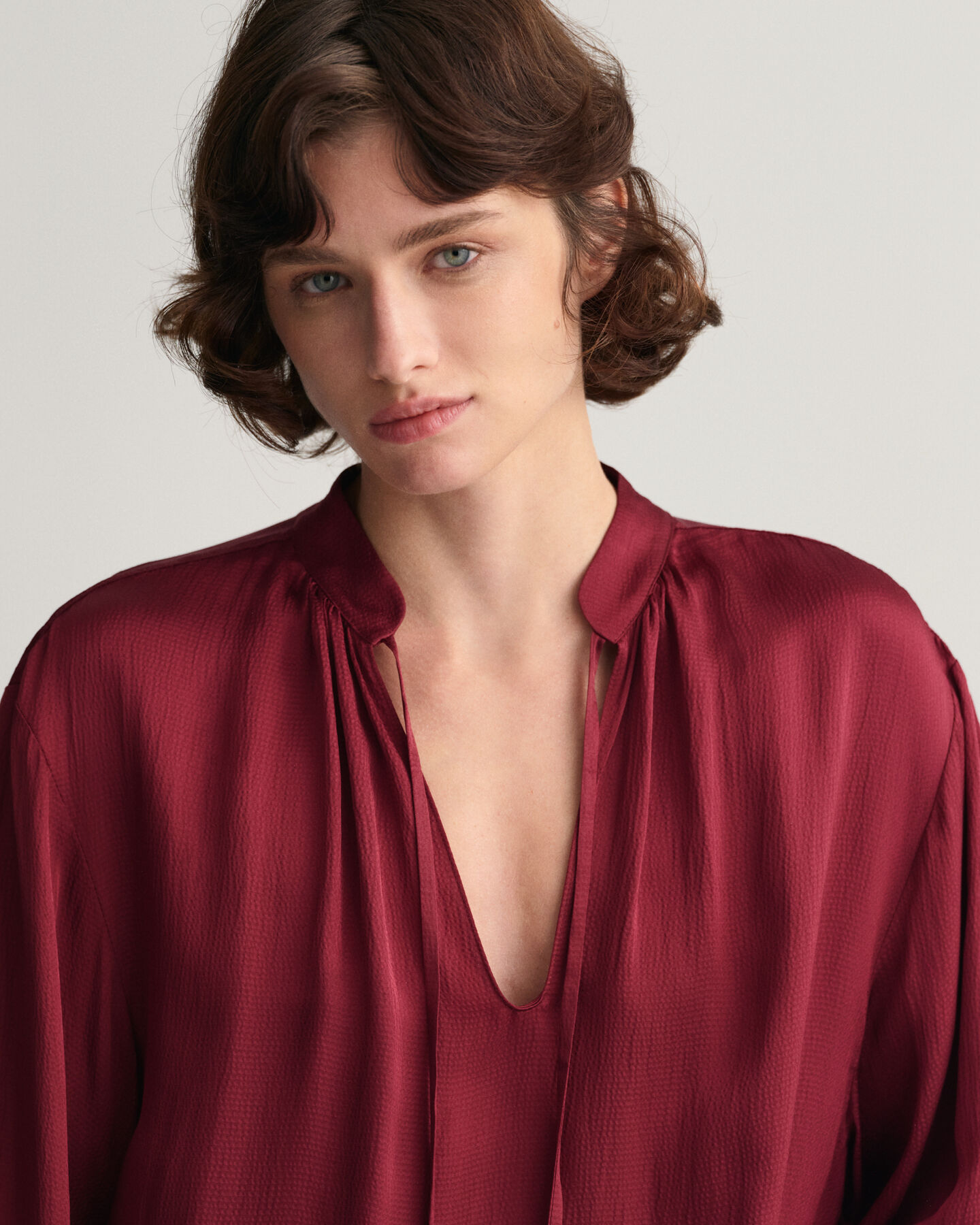 Kjole med stående krave