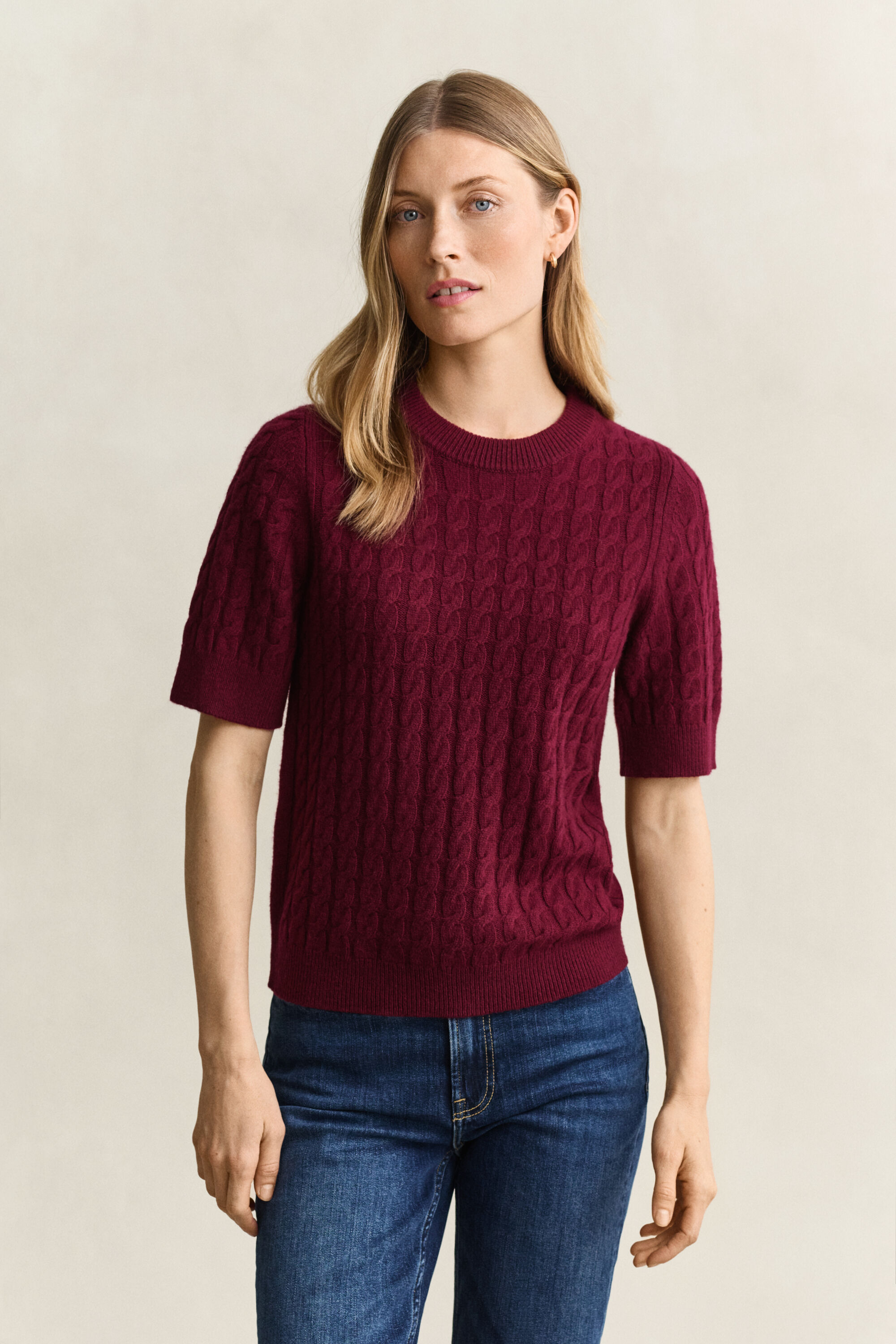Kabelstrikket sweater i uld og kashmir med korte ærmer