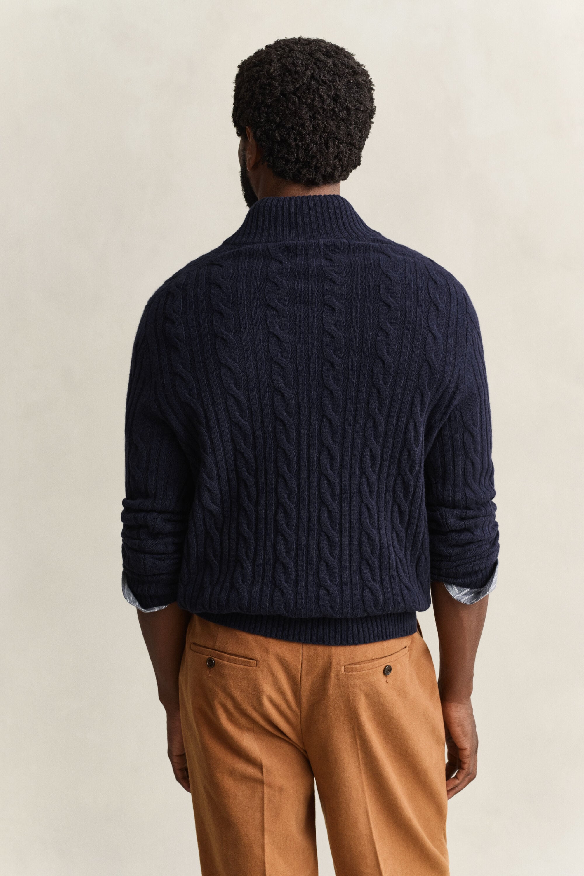 Kabelstrikket sweater med halv knaplukning i lammeuld