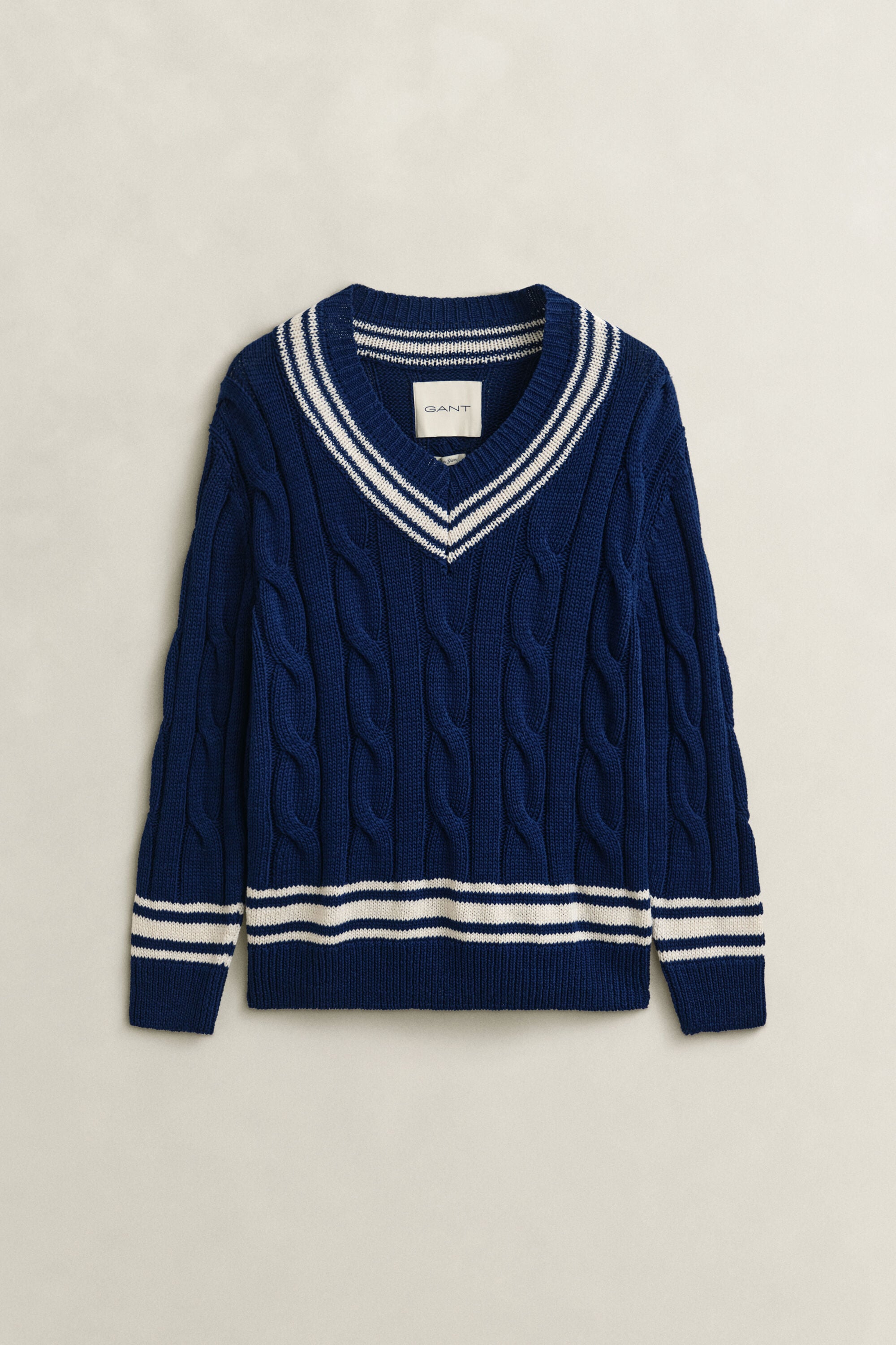 Kabelstrikket sweater med V-hals
