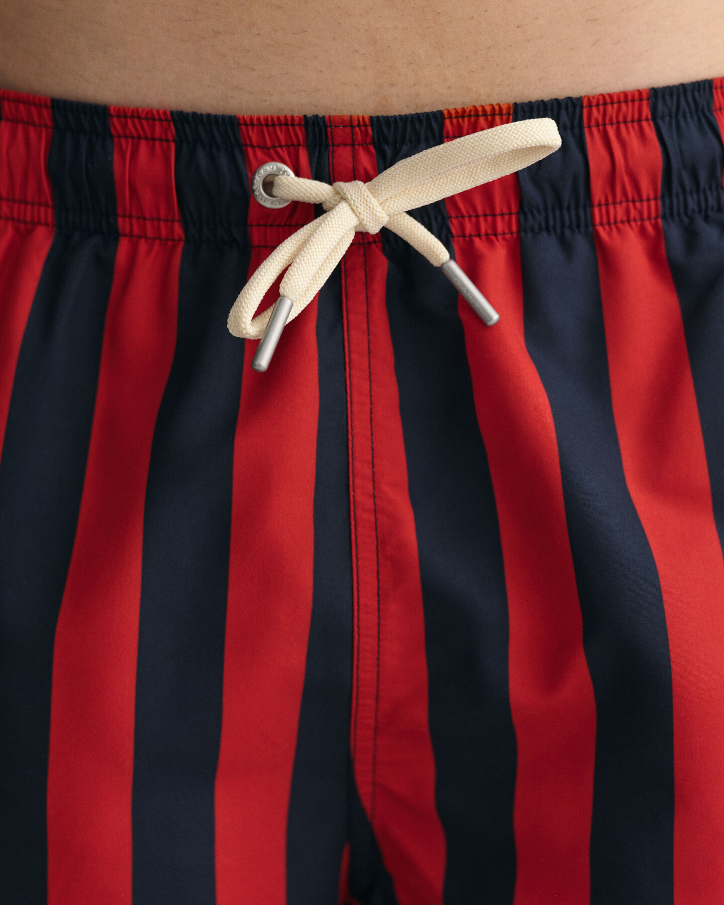 Classic fit blokstribede badeshorts