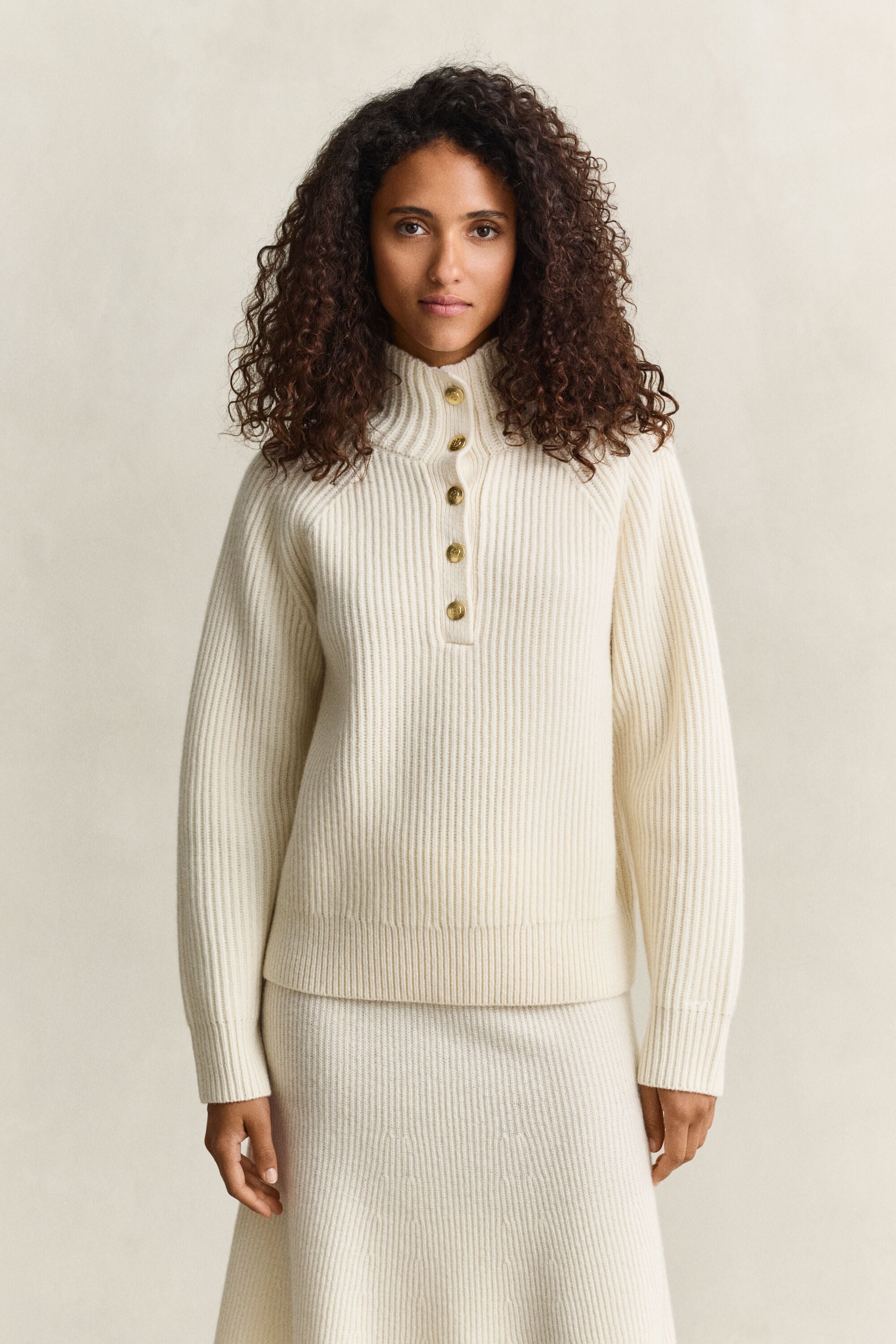 Sweater i lammeuld med knapper