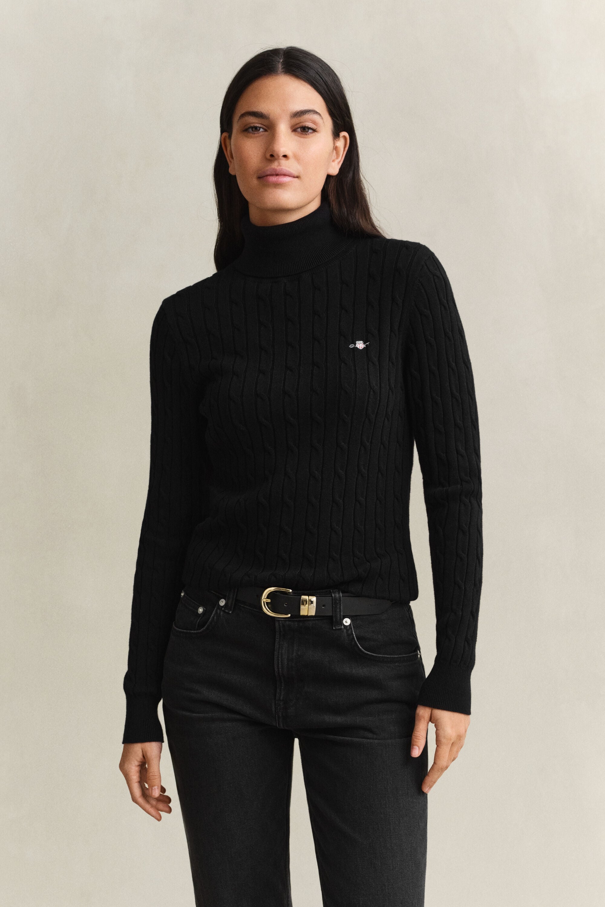 Kabelstrikket sweater af strækbomuld med rullekrave