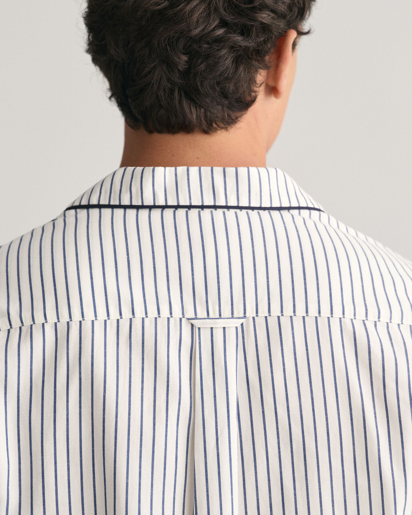 Pyjamasbukser og -skjorte med striber i gave&aelig;ske