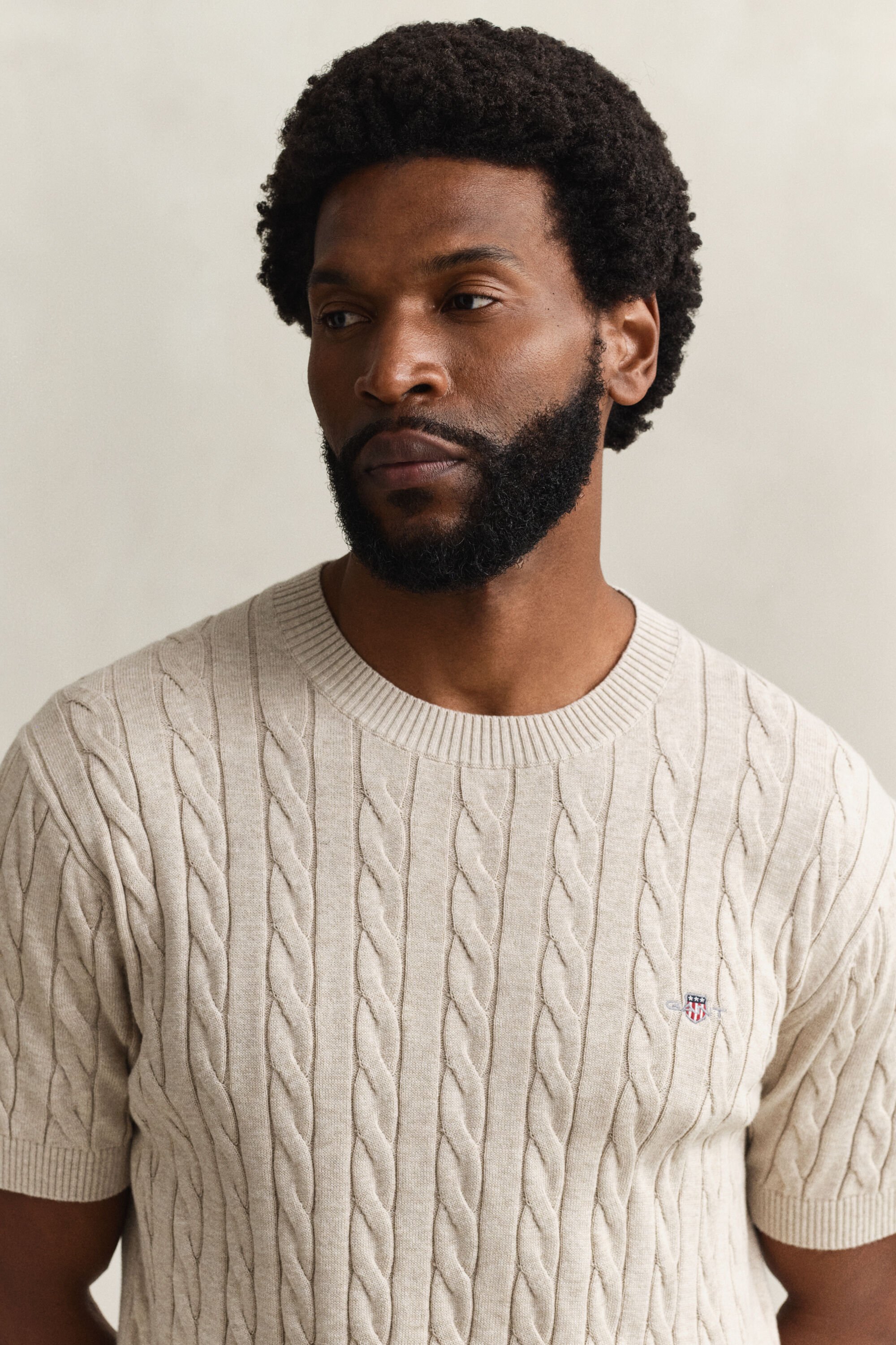 Kabelstrikket sweater i bomuld med korte ærmer