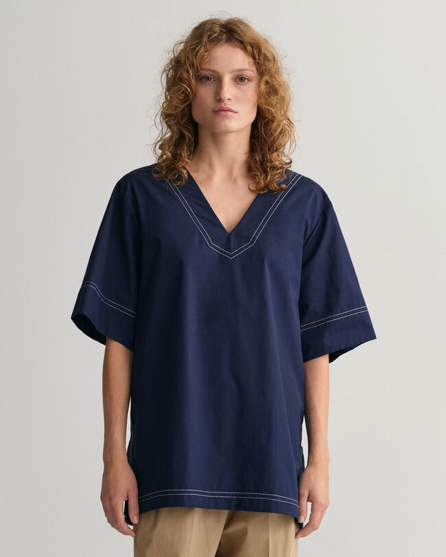 Kort&aelig;rmet top med kontrastsyning og V-hals