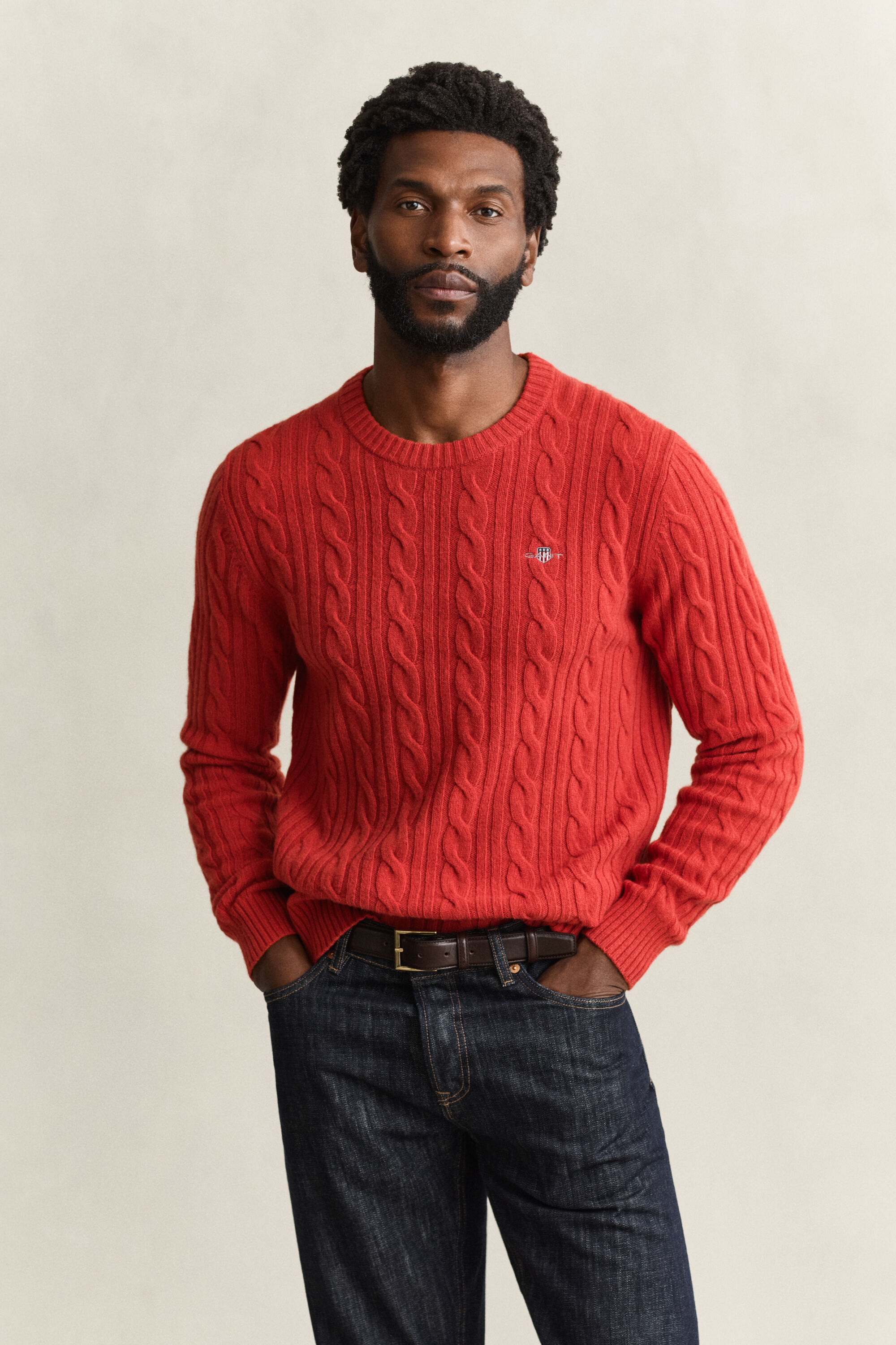 Crewneck sweater af lammeuld med kabelstrik