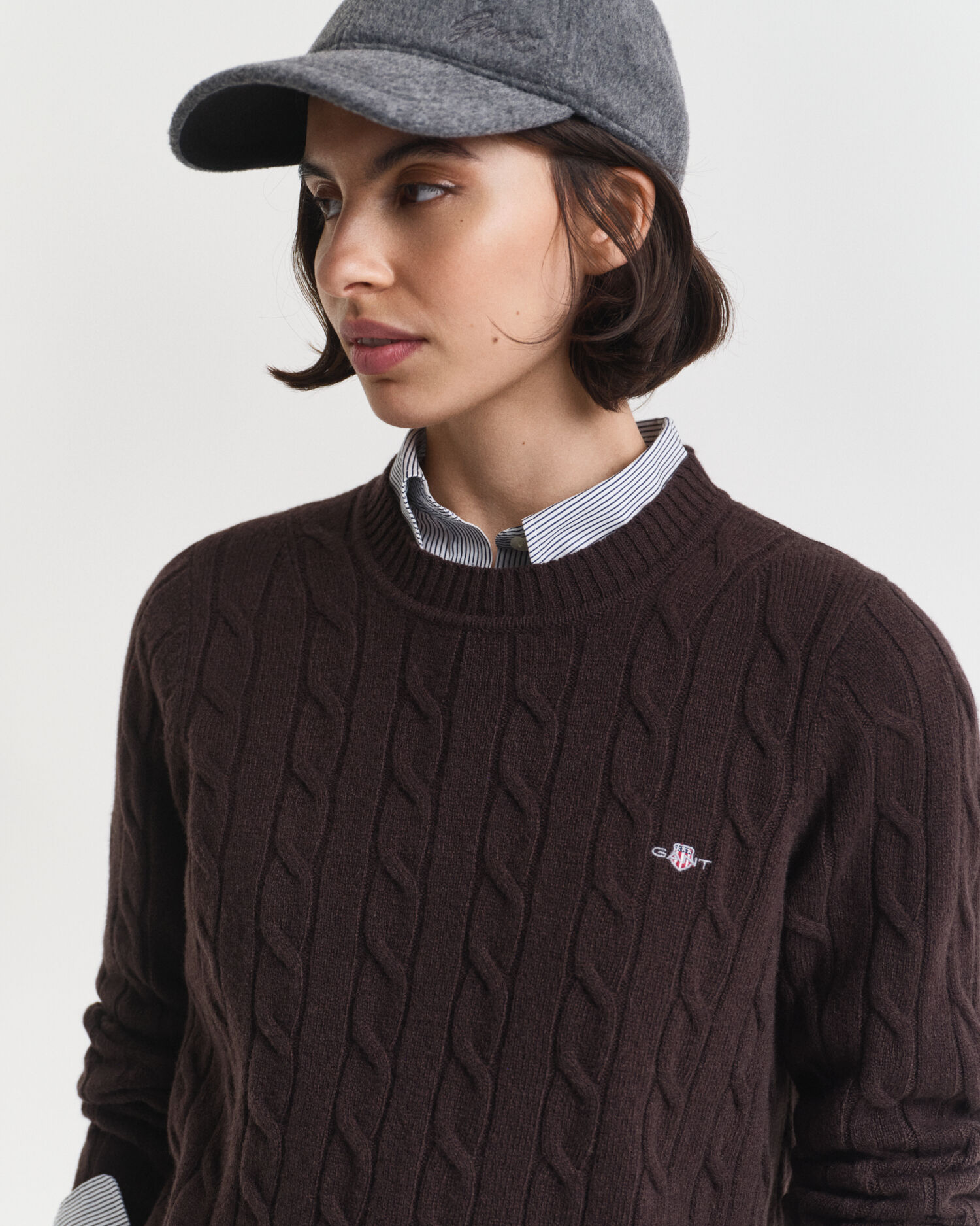 Sweater af lammeuld med kabelstrik