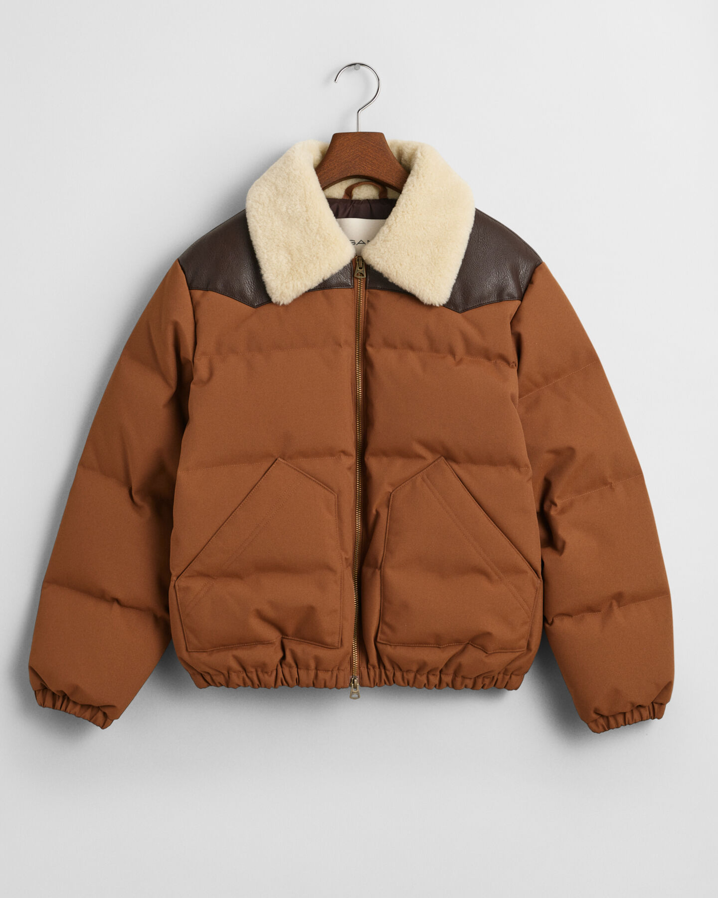 Vatteret jakke med krave i kunstpels