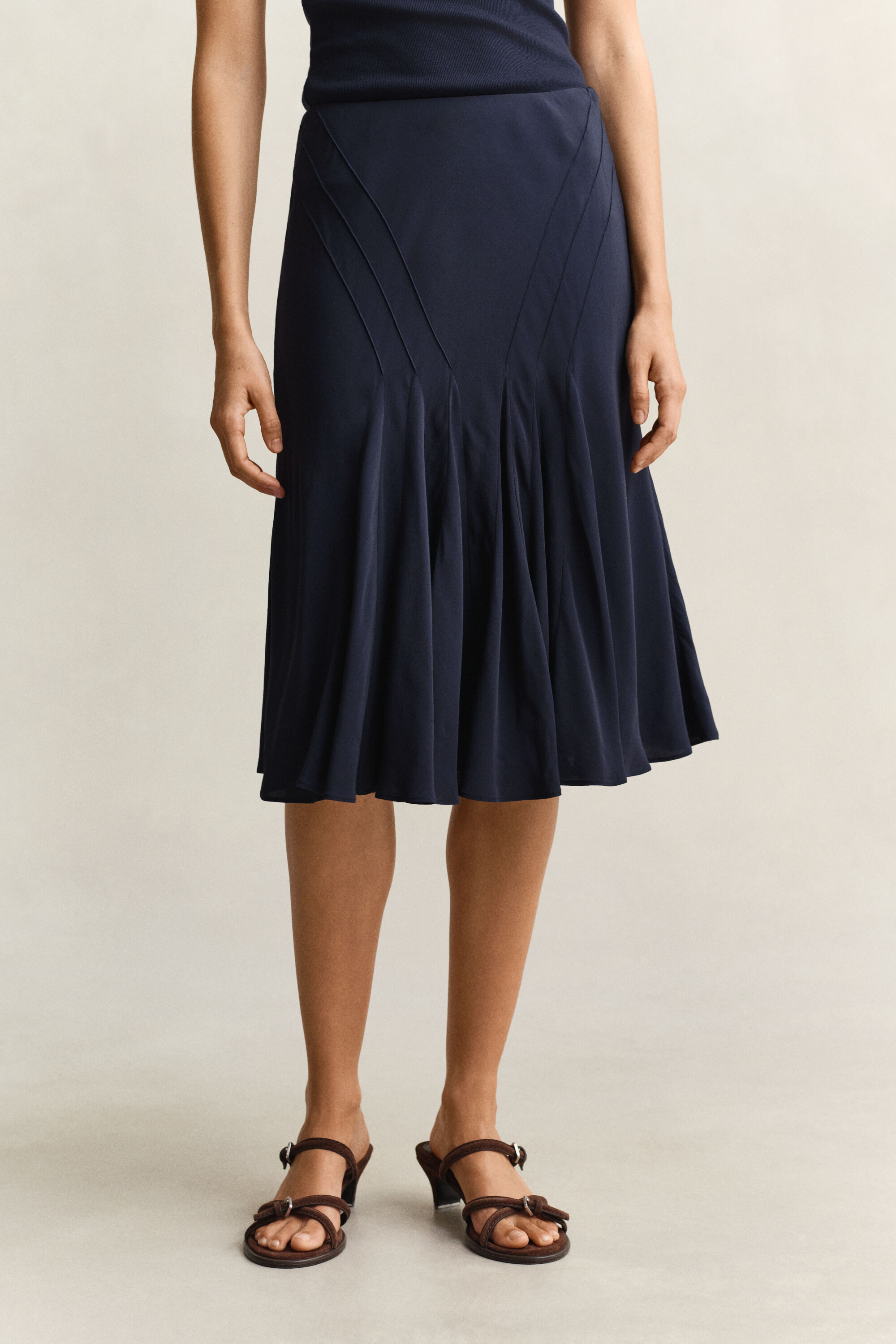 Nederdel med svaj i skråsnit