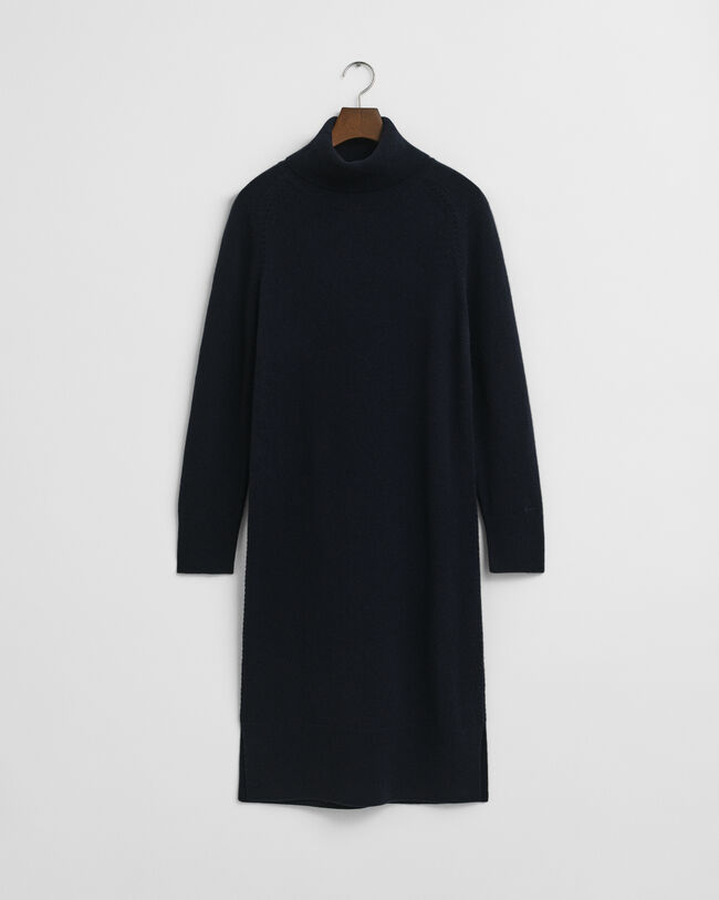 Kjole med rullekrave og strikdetaljer