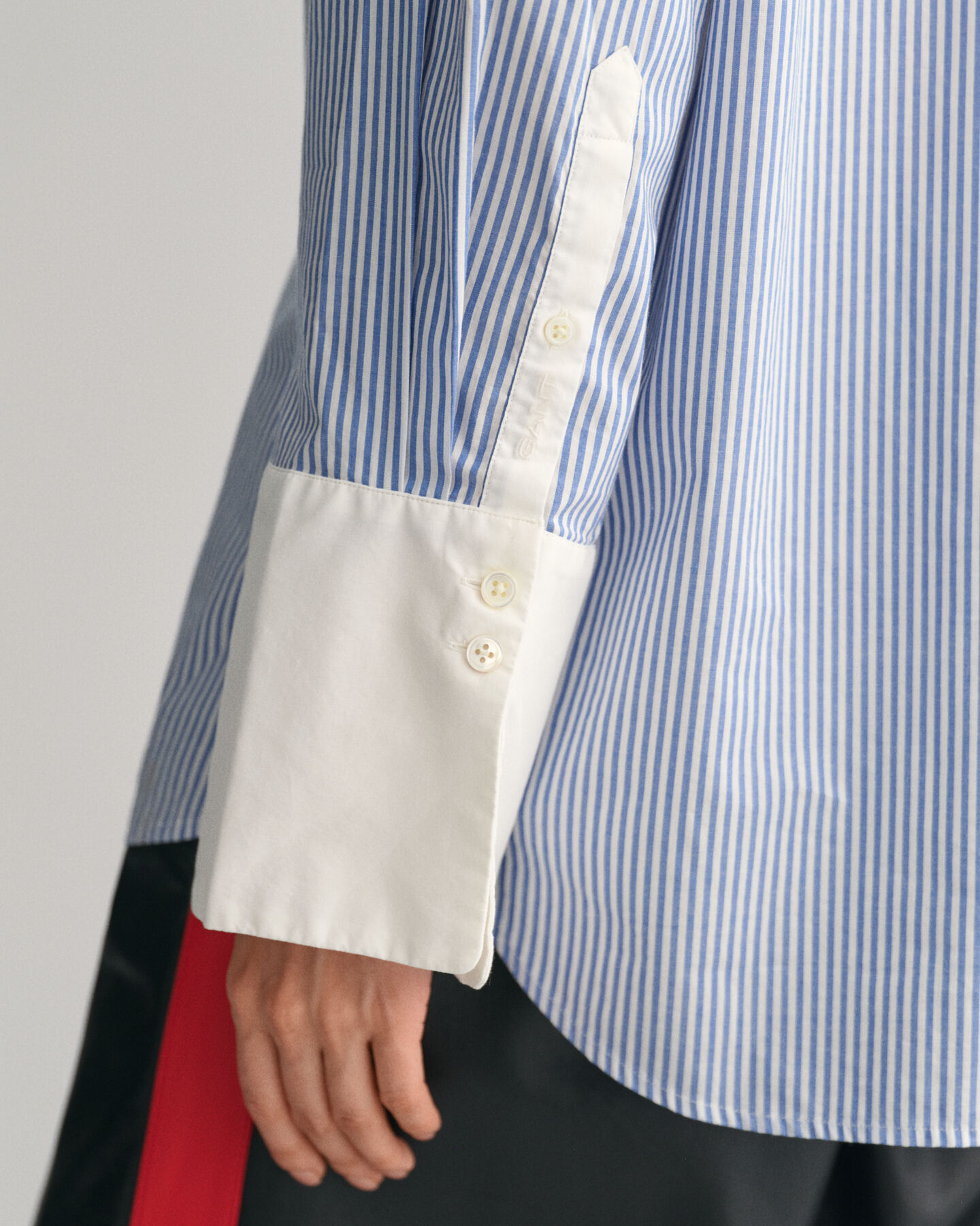 Relaxed fit stribet skjorte med kontrastfarvet krave