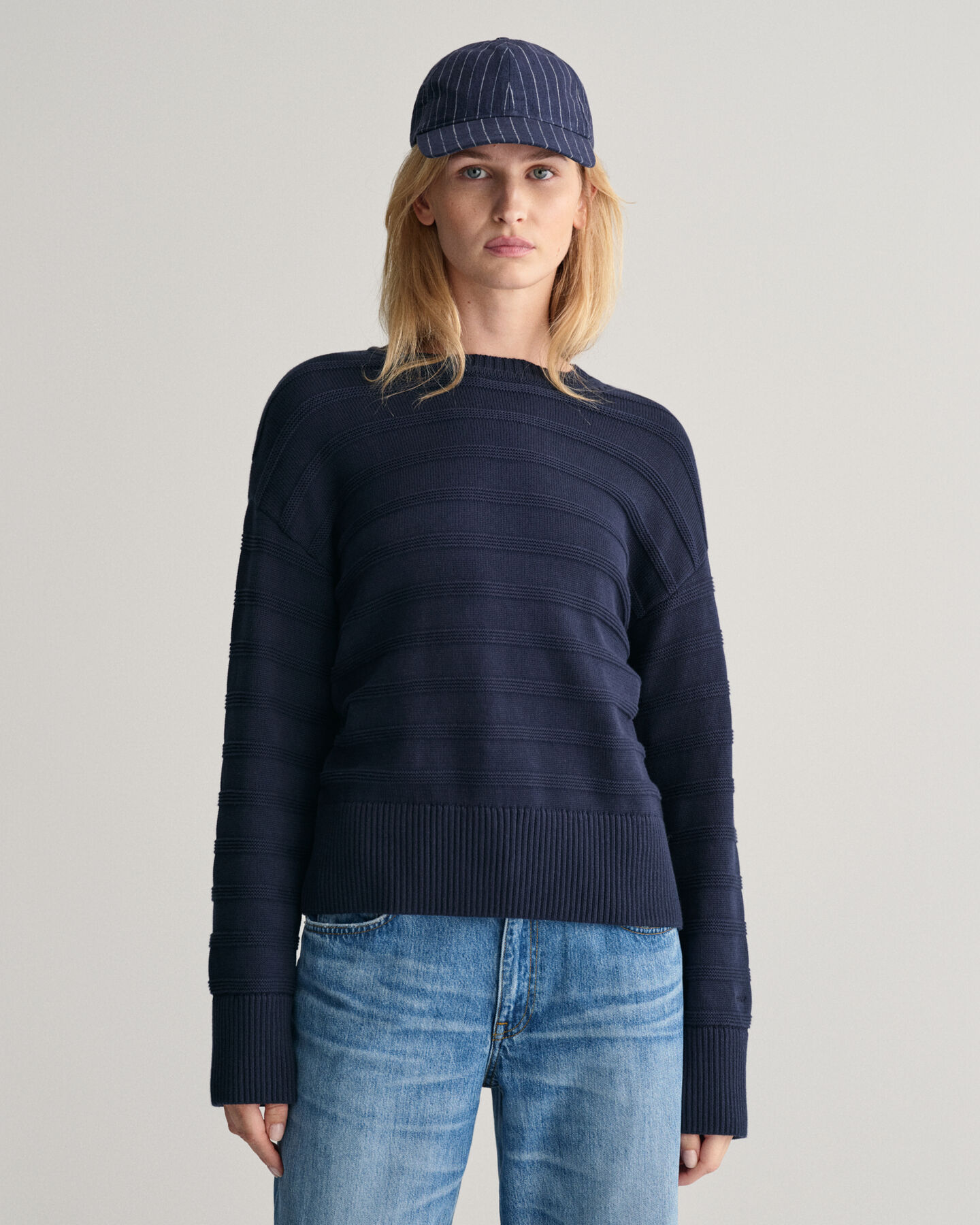Tonal stribet crewneck sweater i bomuld