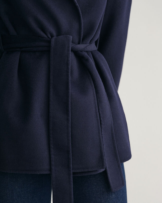 Håndsyet blazer med bælte