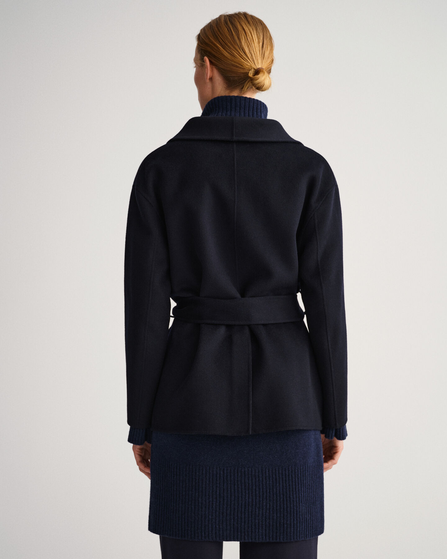 Håndsyet blazer med bælte