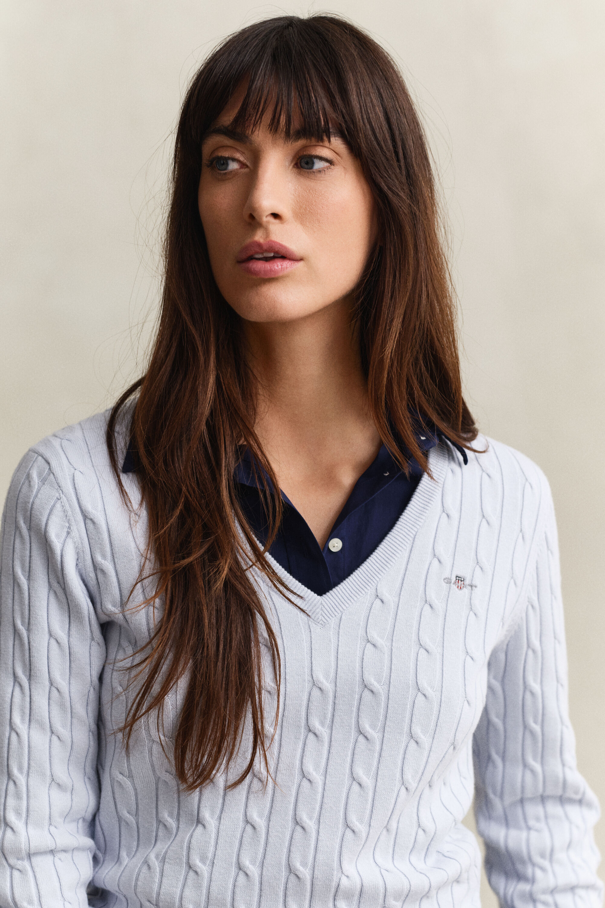 Kabelstrikket sweater med V-hals