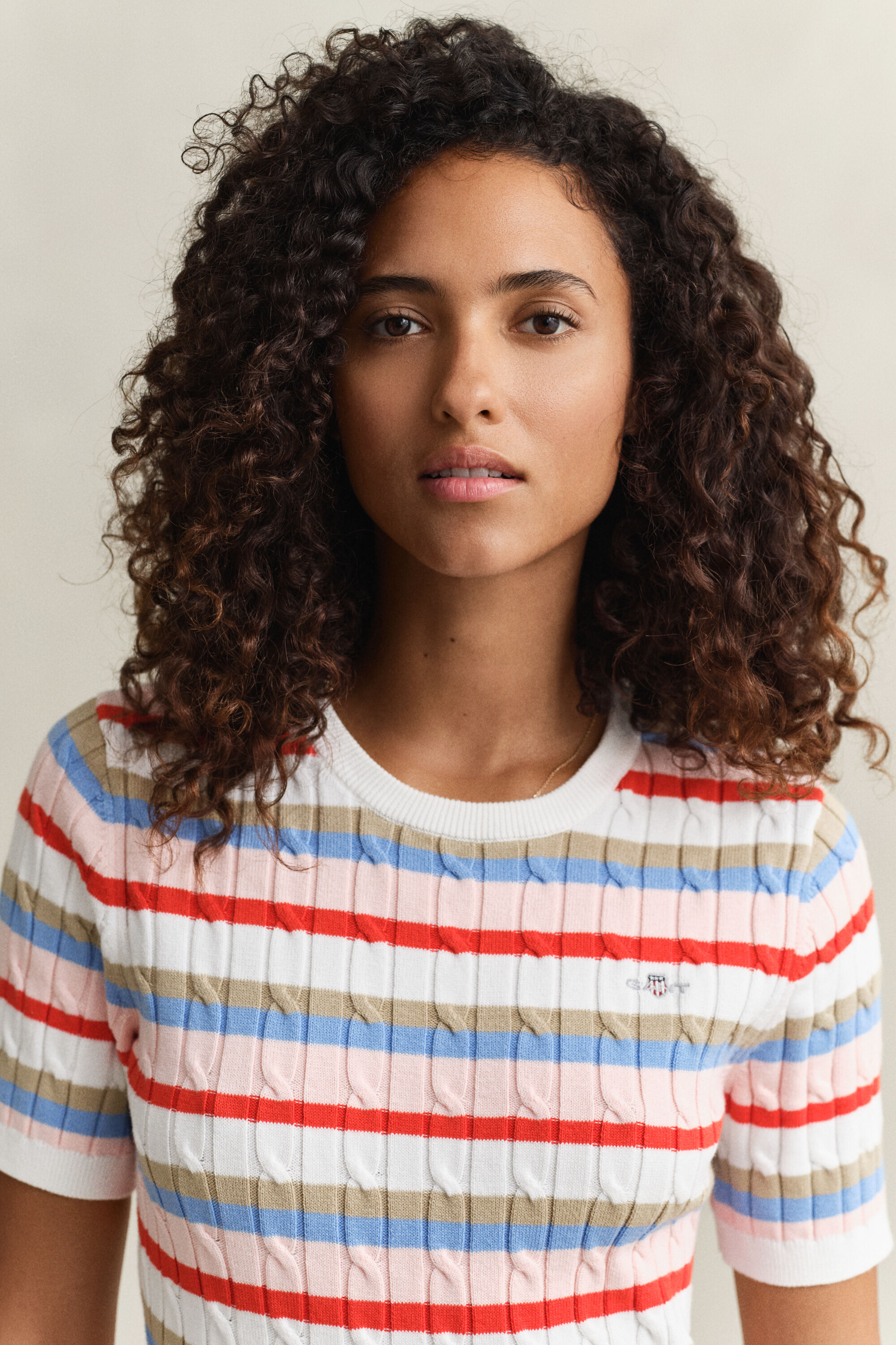 Kabelstrikket sweater med striber og korte ærmer