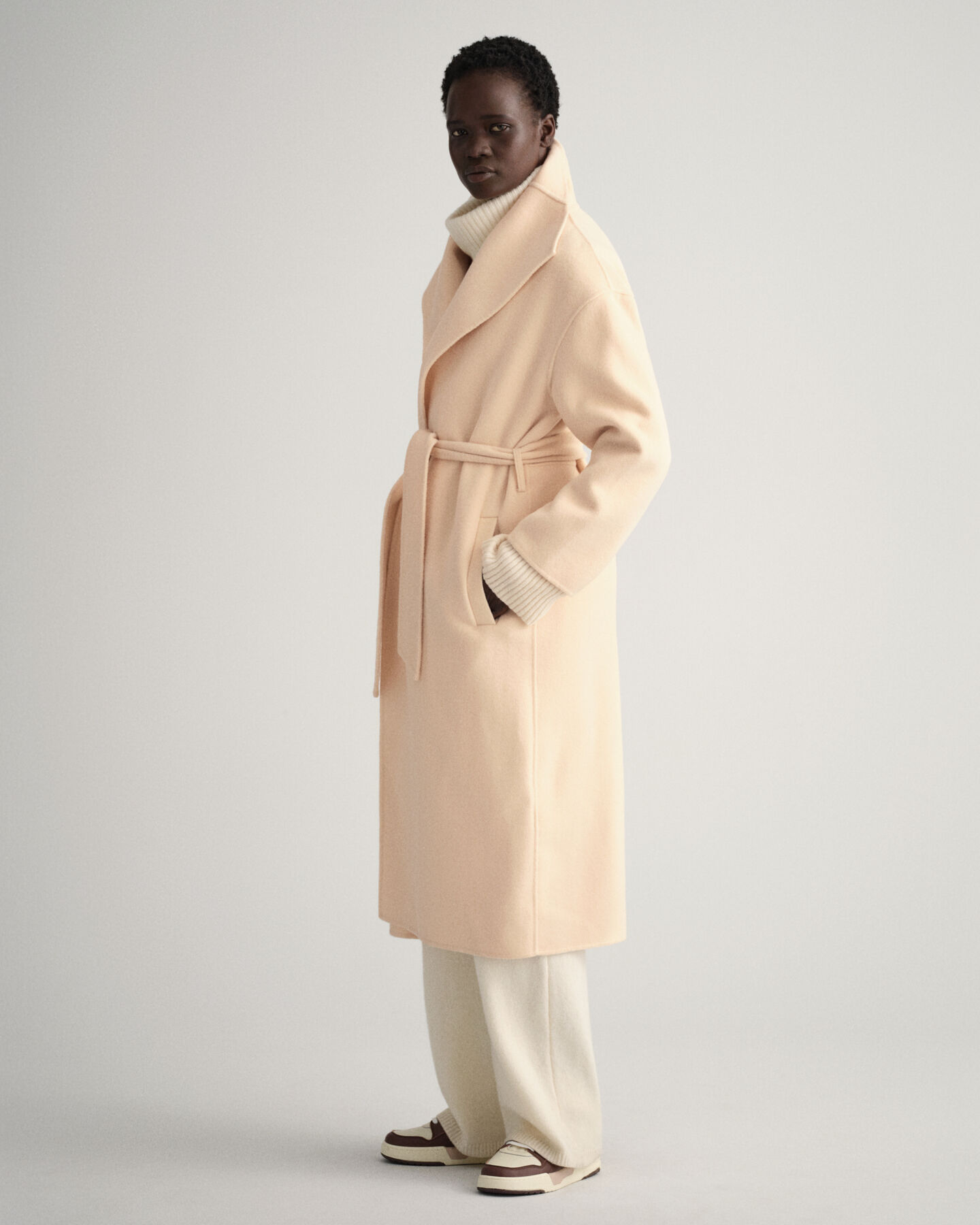 Håndsyet frakke med bælte