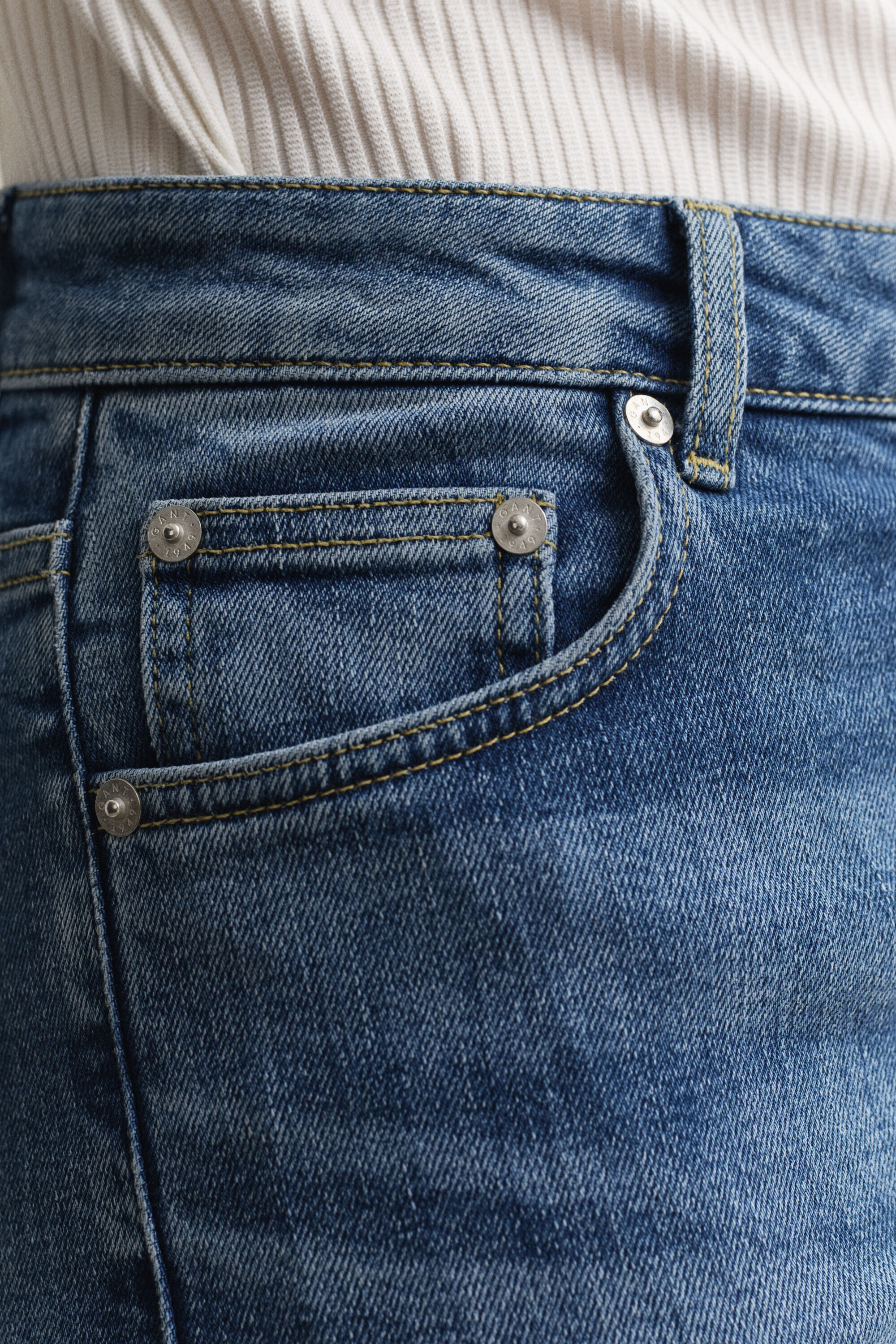 Slanke jeans med stræk og svaj