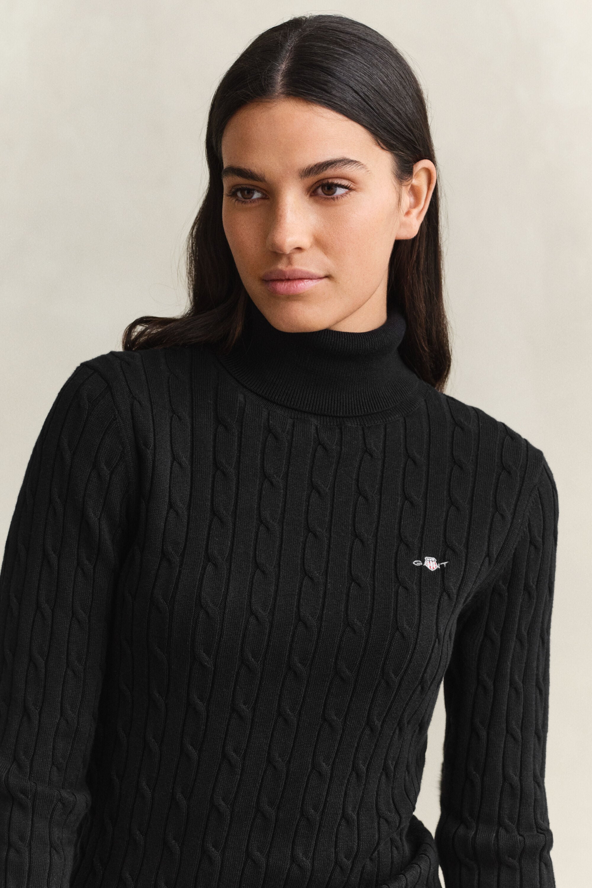 Kabelstrikket sweater af strækbomuld med rullekrave