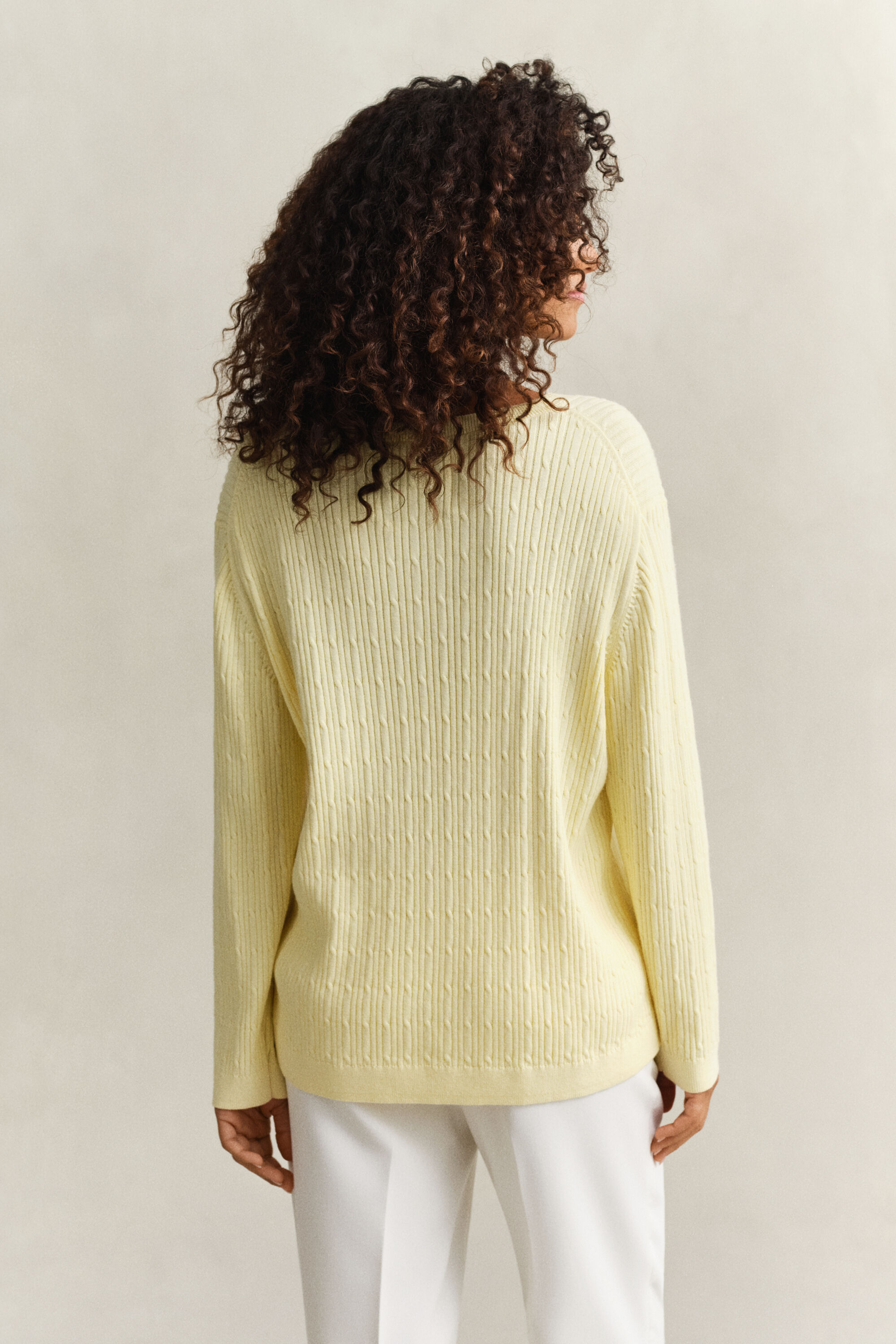 Kabelstrikket sweater med V-hals