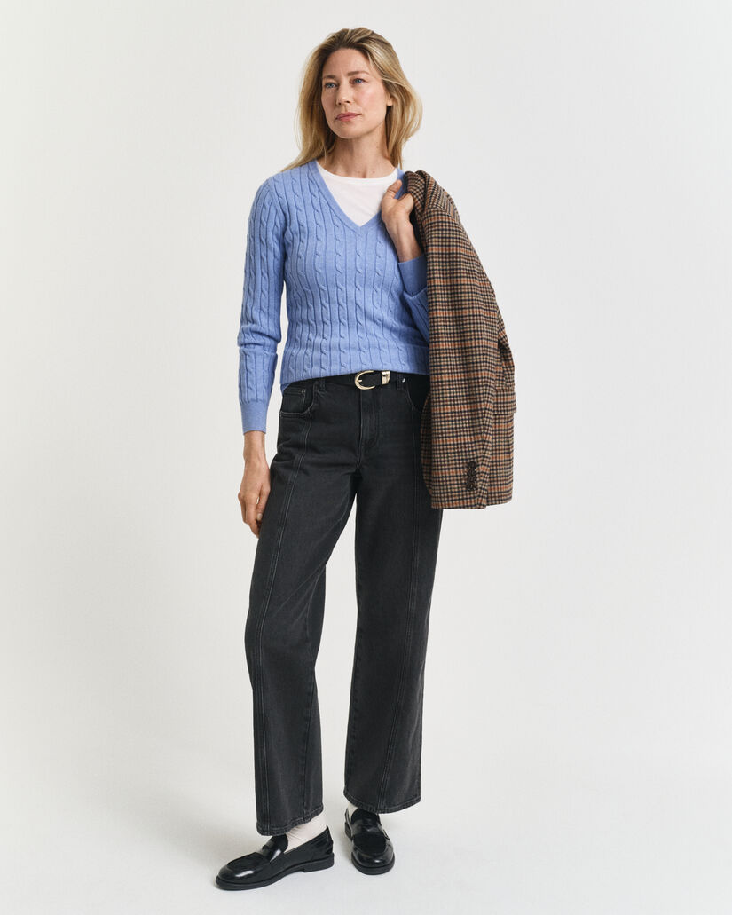 Kabelstrikket sweater af strækbomuld med V-hals