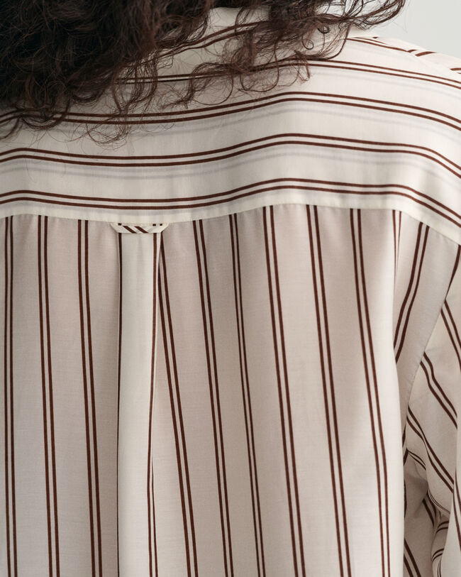 Stribet bluse med V-hals