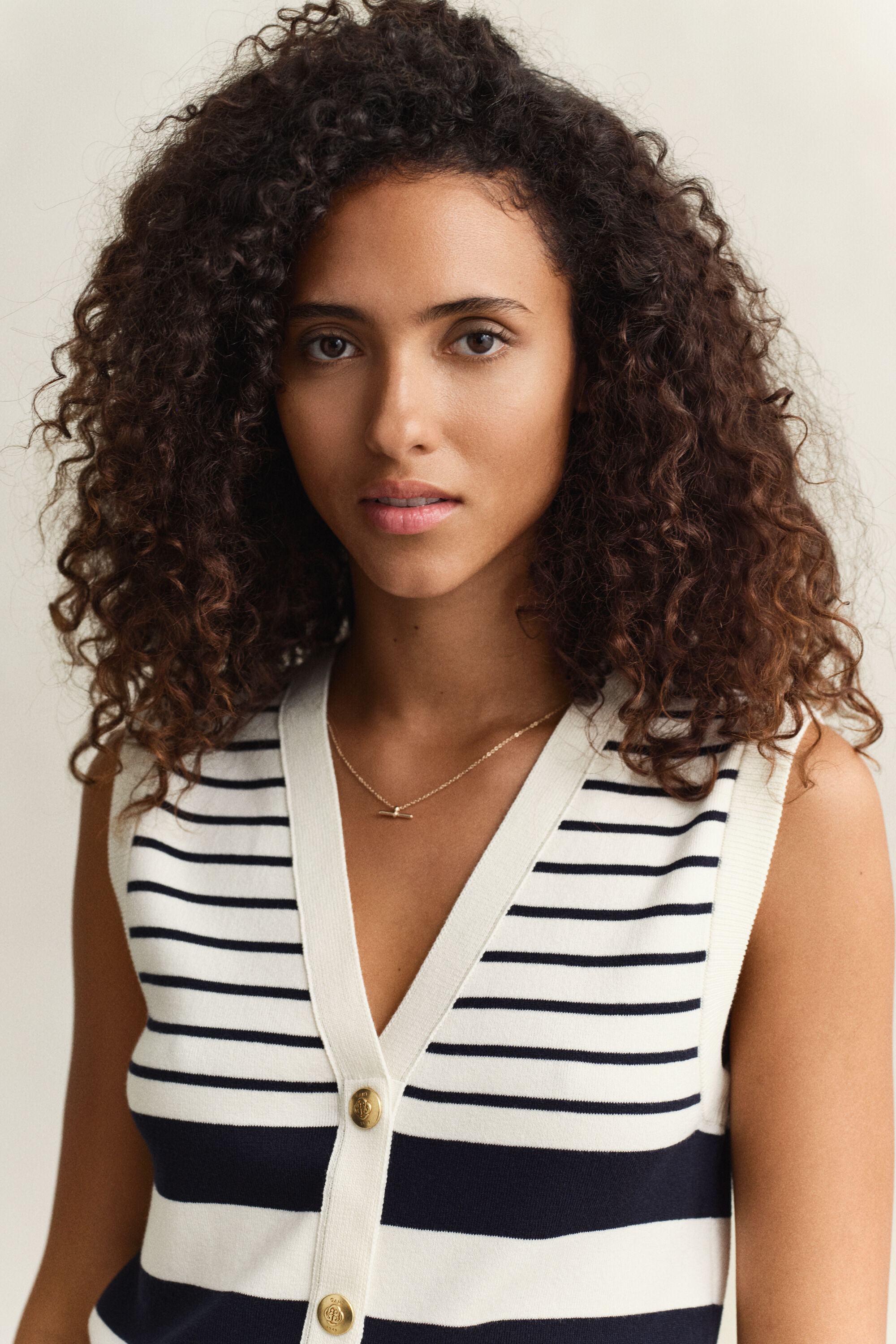 Strikket vest med striber