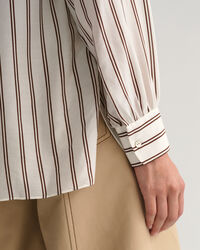 Stribet bluse med V-hals