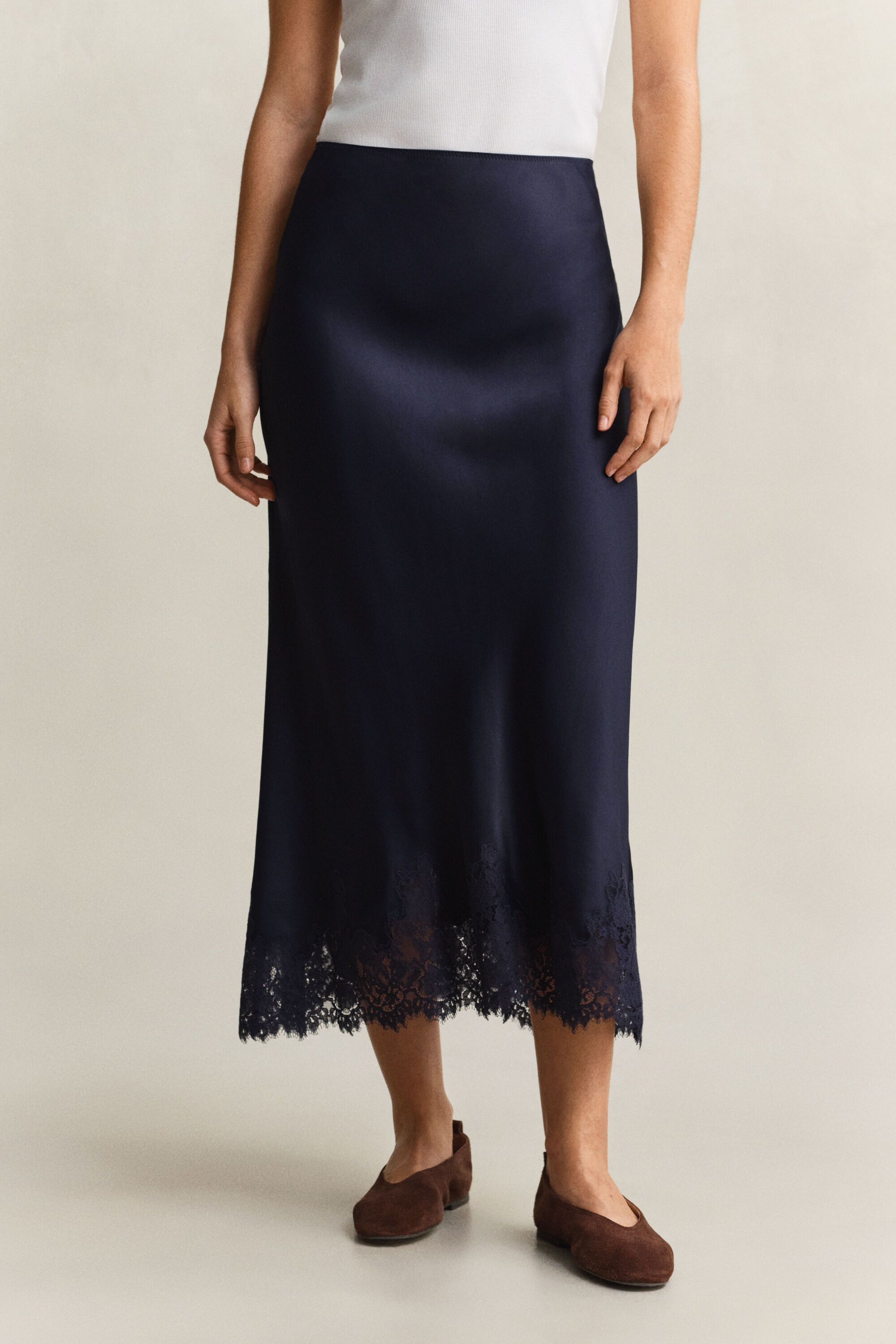 Midi-nederdel i satin med blonder