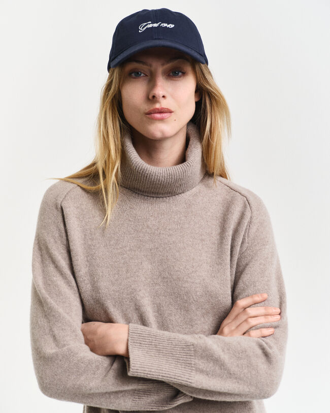 Kjole med rullekrave og sildebensm&oslash;nstrede detaljer