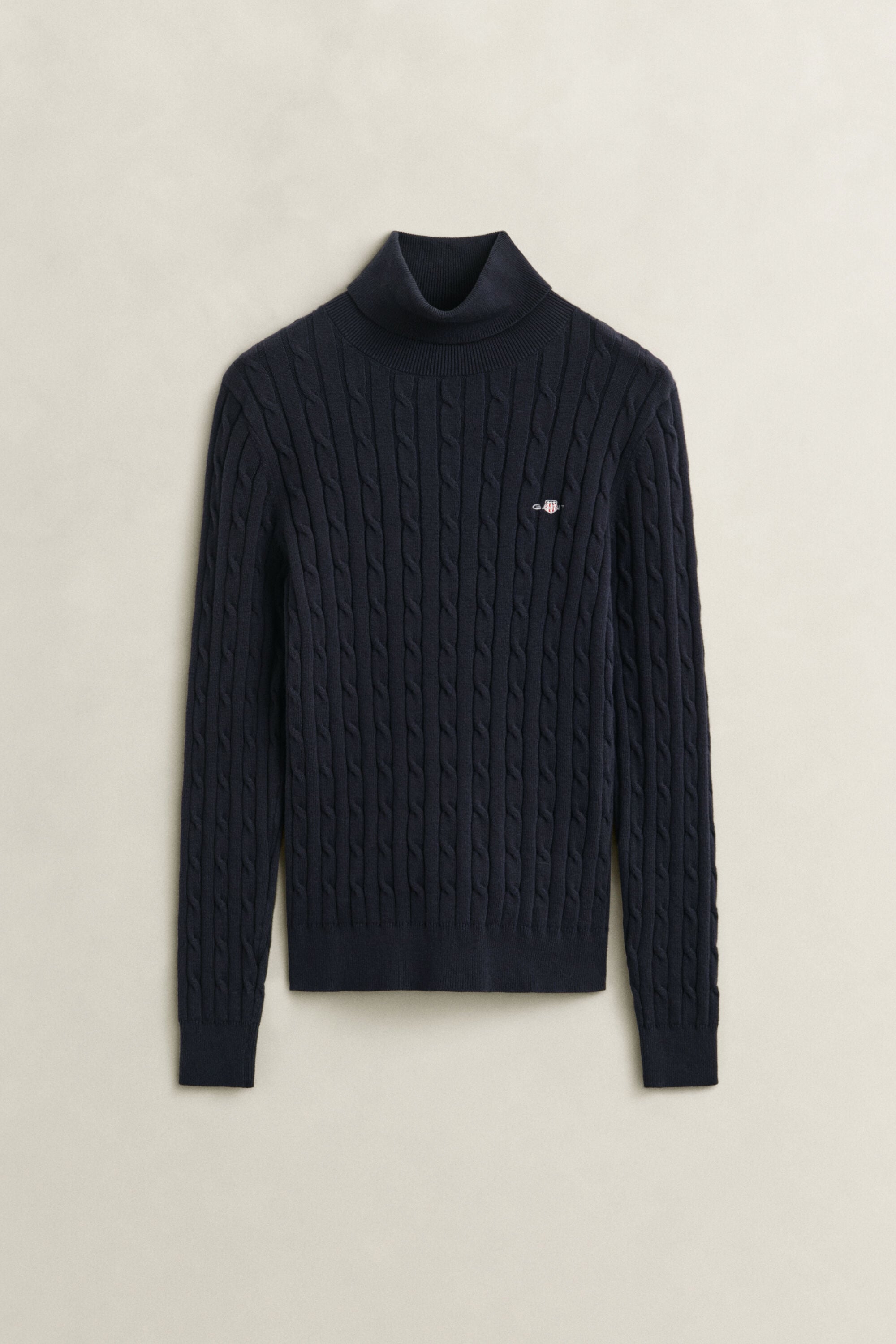 Kabelstrikket sweater af strækbomuld med rullekrave