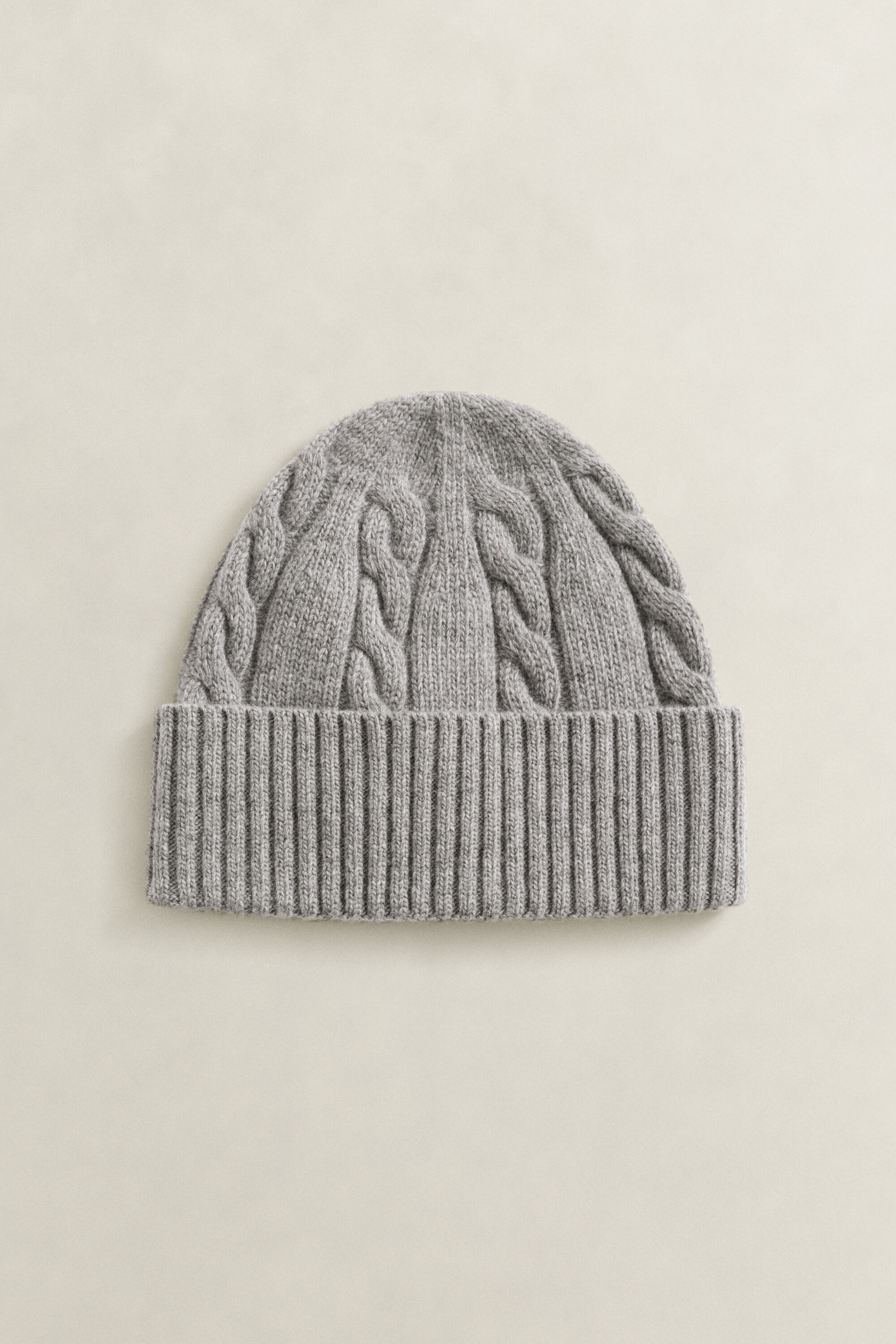 Kabelstrikket beanie i lammeuld