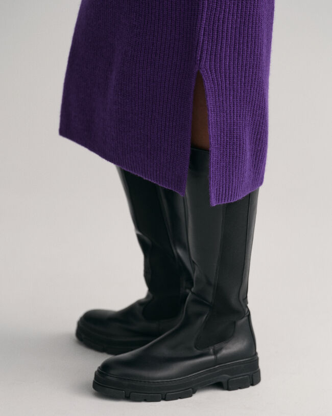 Ribstrikket uldkjole med V-hals