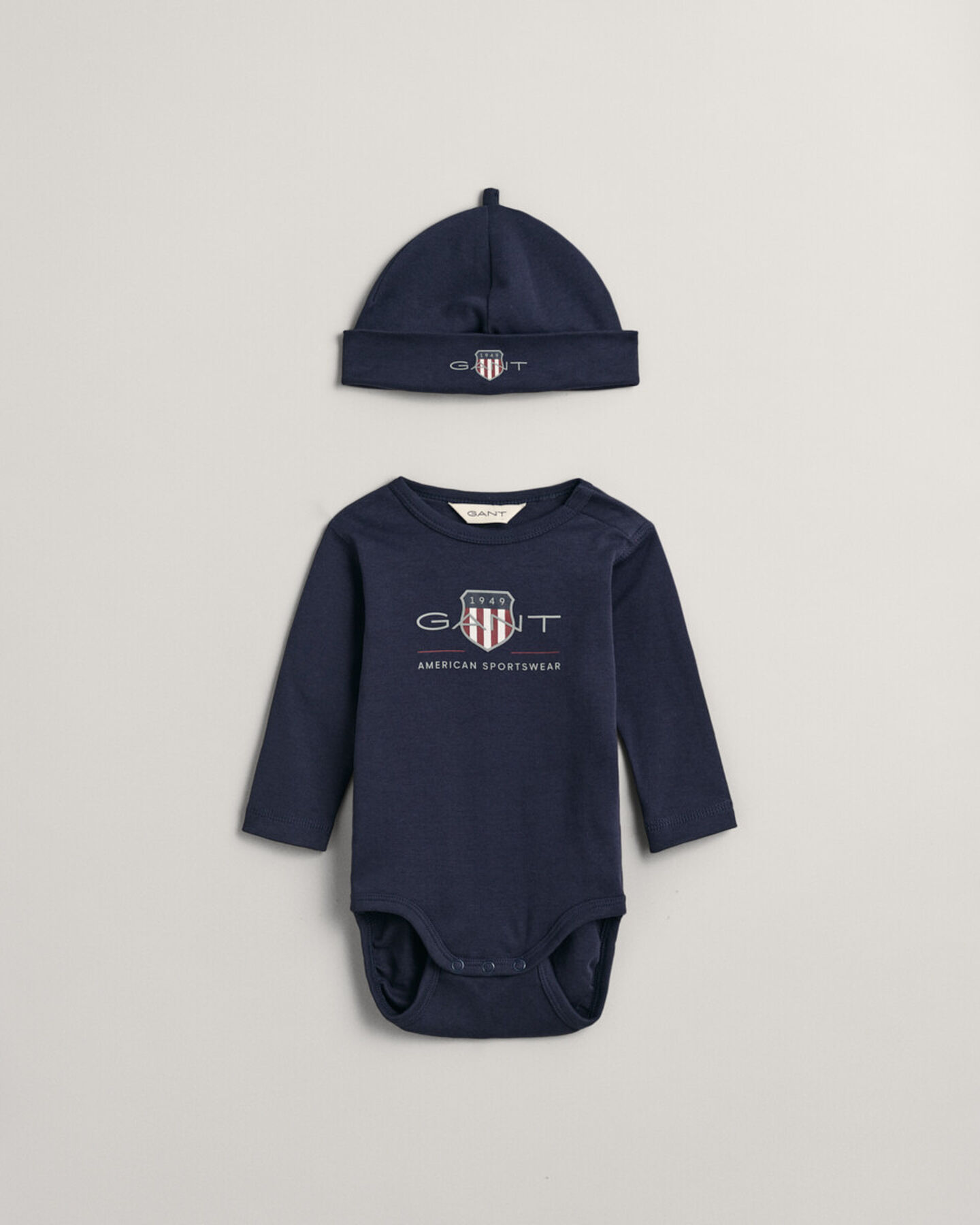Baby Archive Shield bodysuit og beanie
