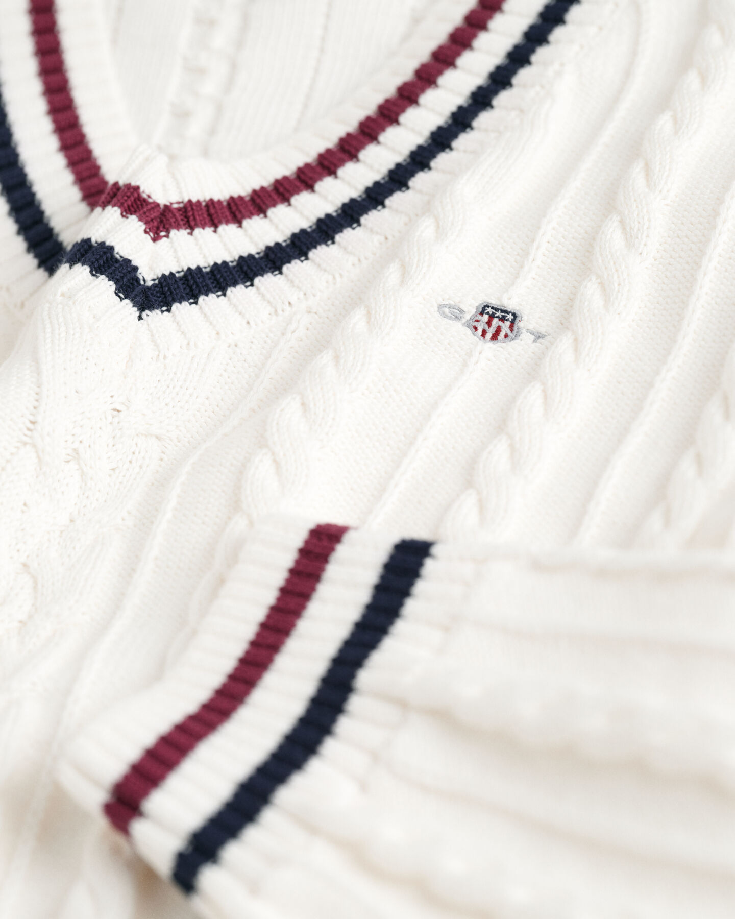 Teens kabelstrikket sweater med V-hals og striber