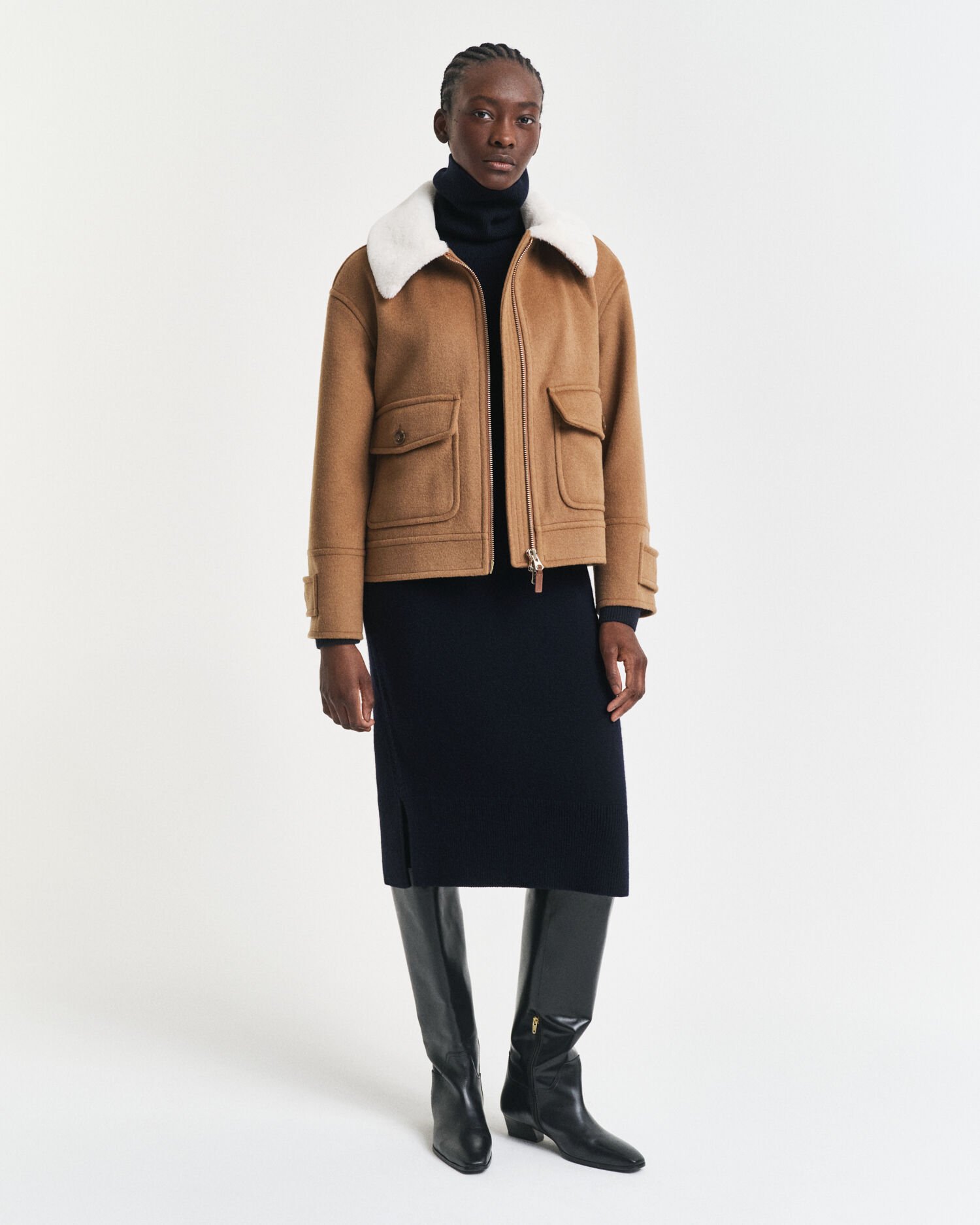 Kjole med rullekrave og strikdetaljer